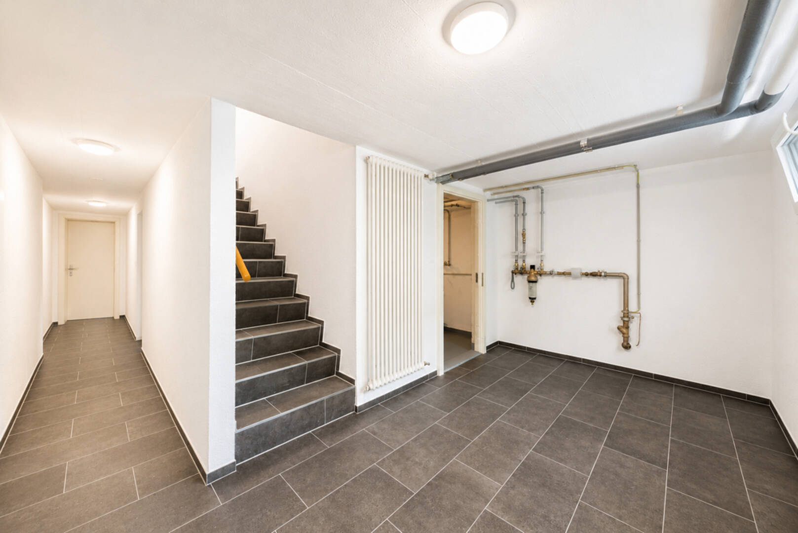 Kellerflur mit Treppe und Technikbereich