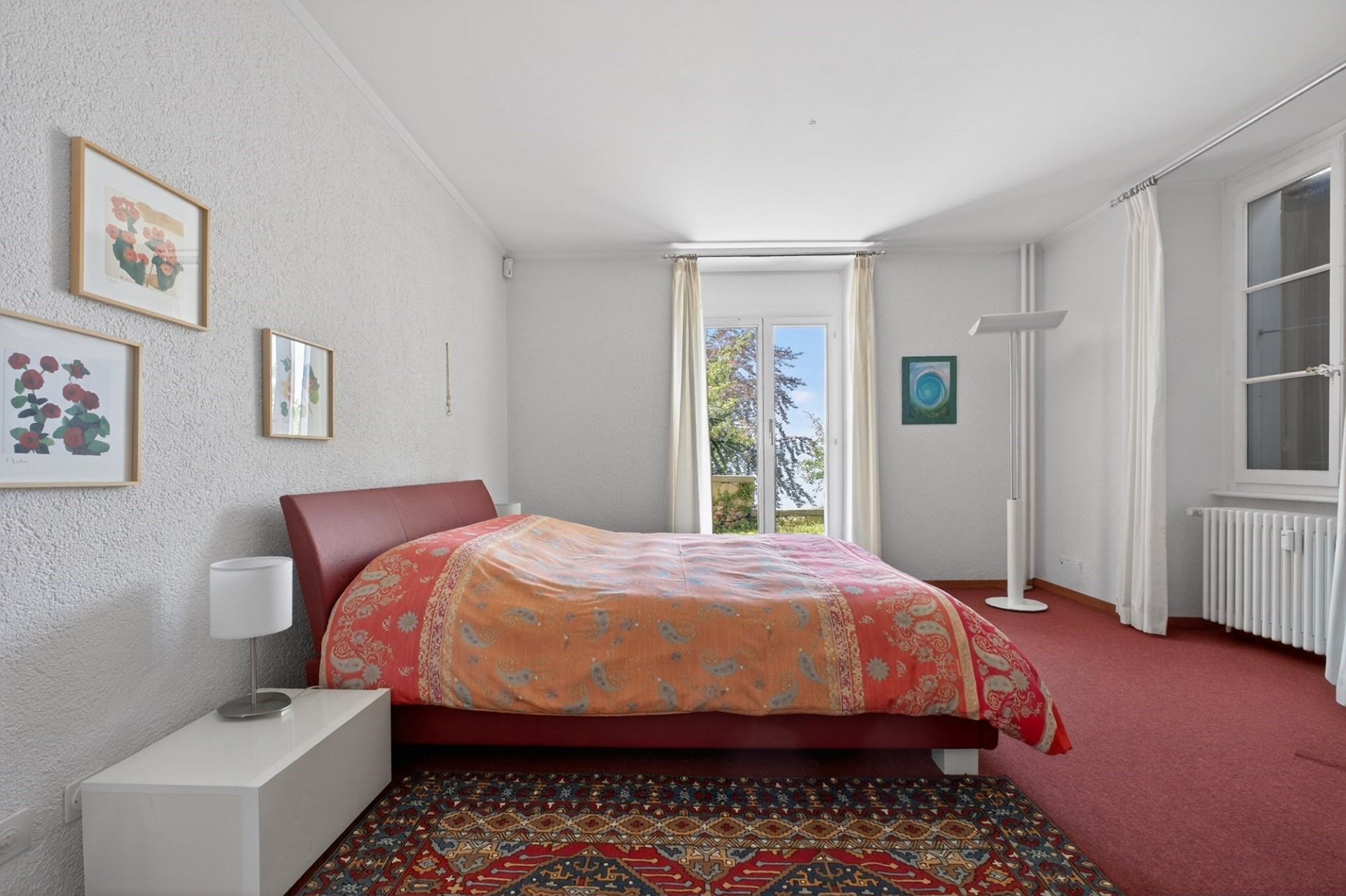 Helles Schlafzimmer mit Ausblick ins Grüne