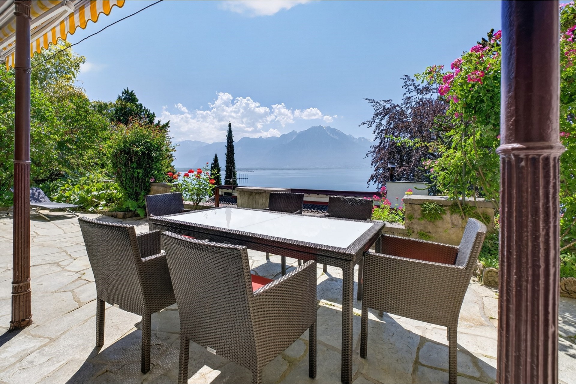 Terrasse mit Seeblick und Bergpanorama