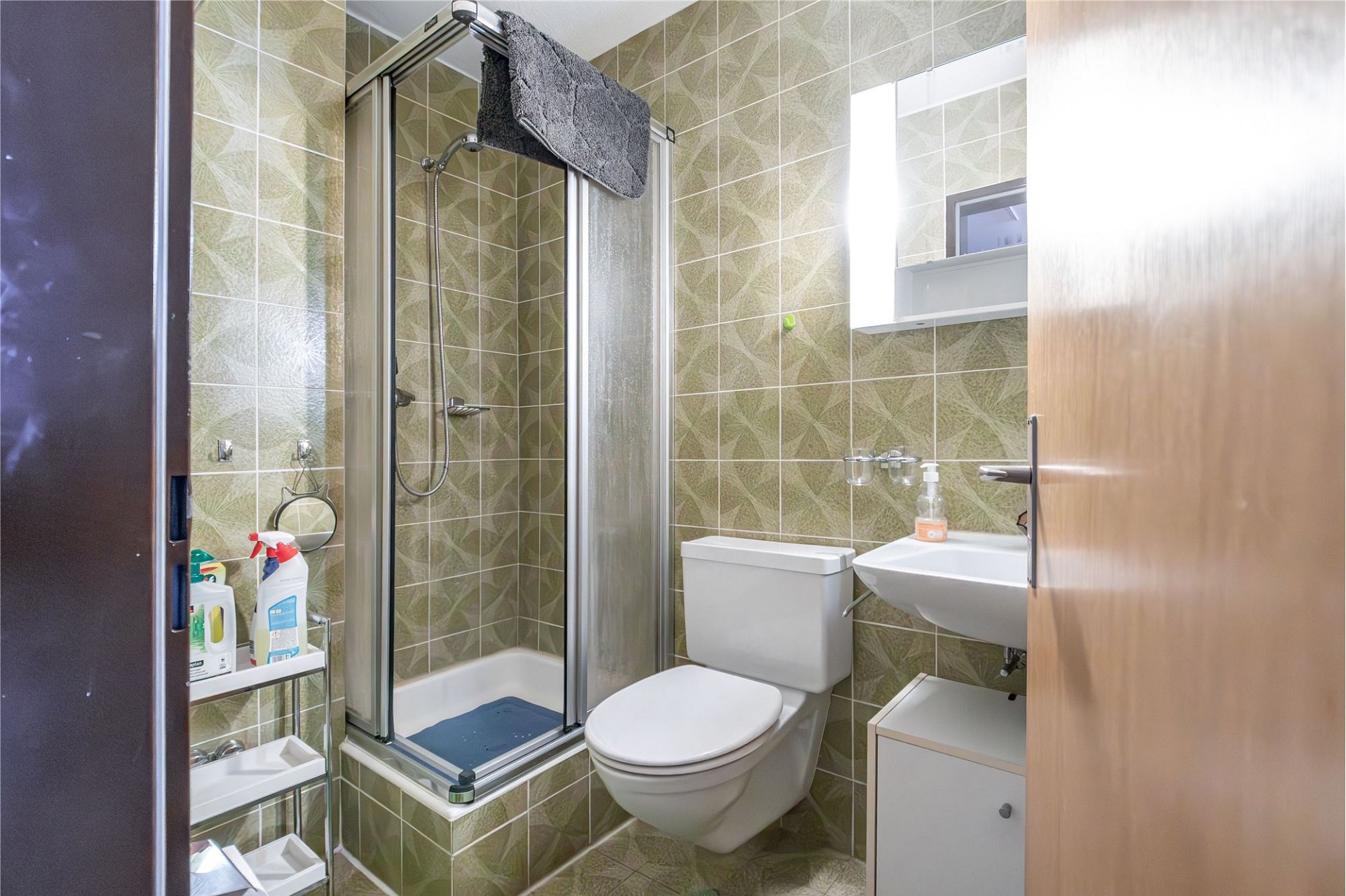 Kompaktes Badezimmer mit Dusche und WC