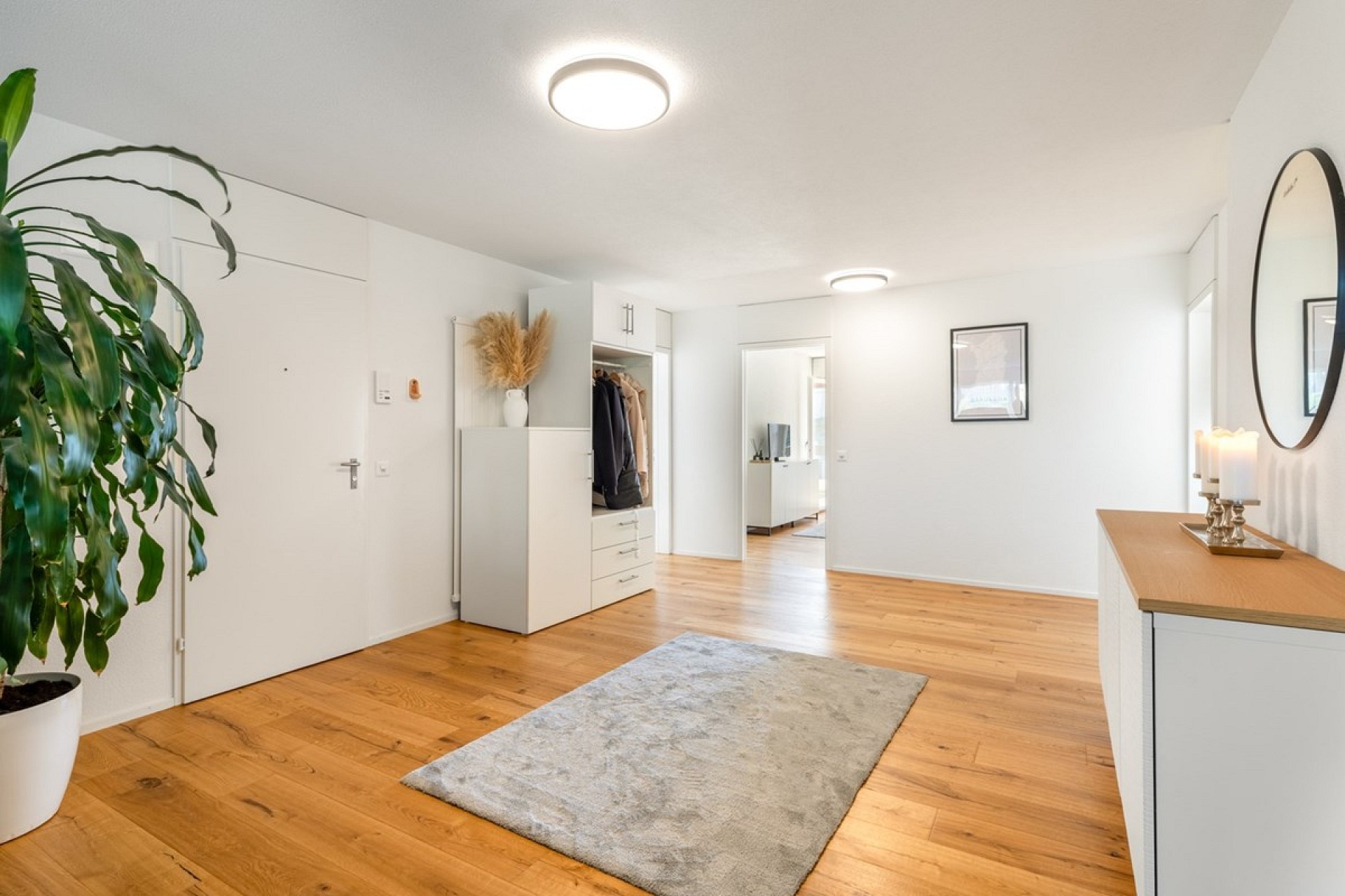 Heller Eingangsbereich mit Holzfußboden