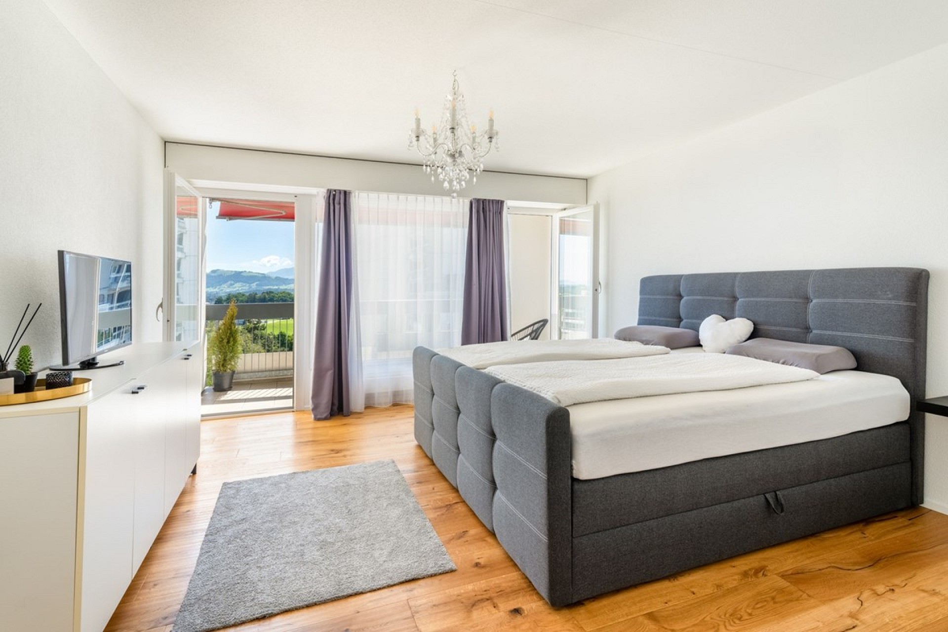 Helles Schlafzimmer mit Balkonblick