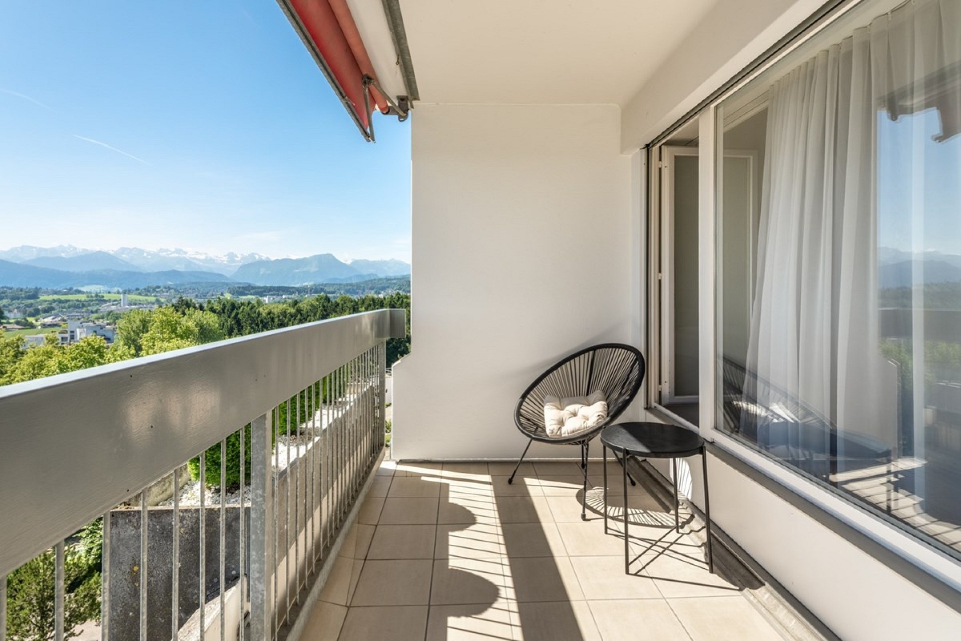 Balkon mit Bergblick