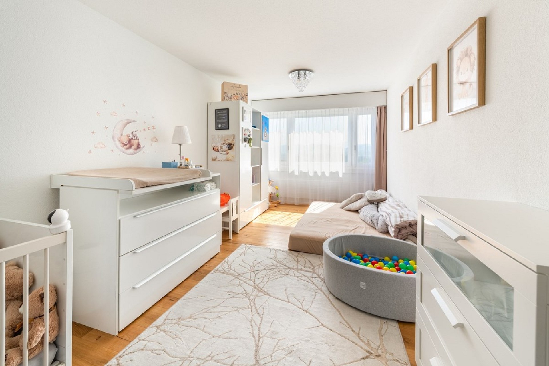 Helles Kinderzimmer mit Dachfenster und Spielbereich