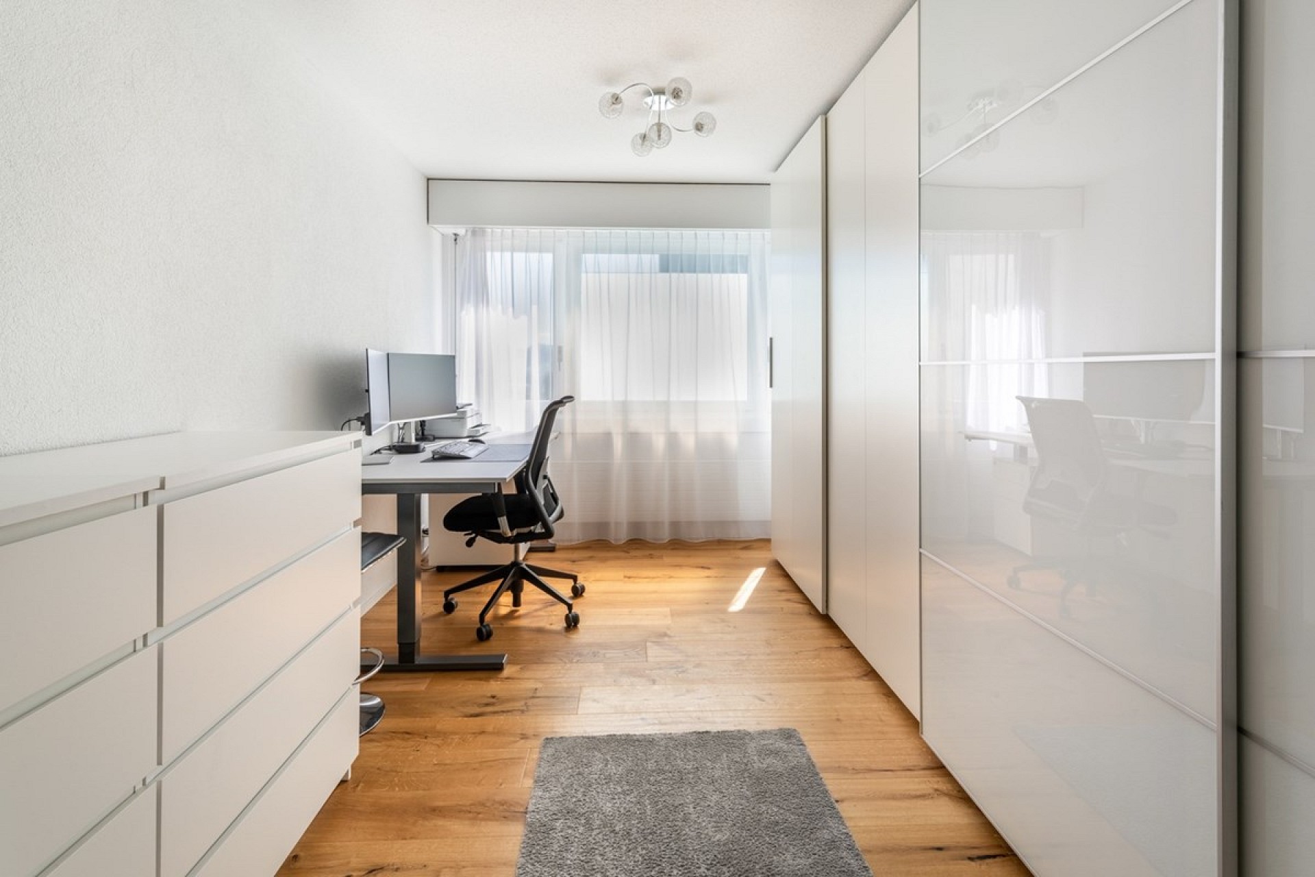 Helles Arbeitszimmer mit Einbauschränken