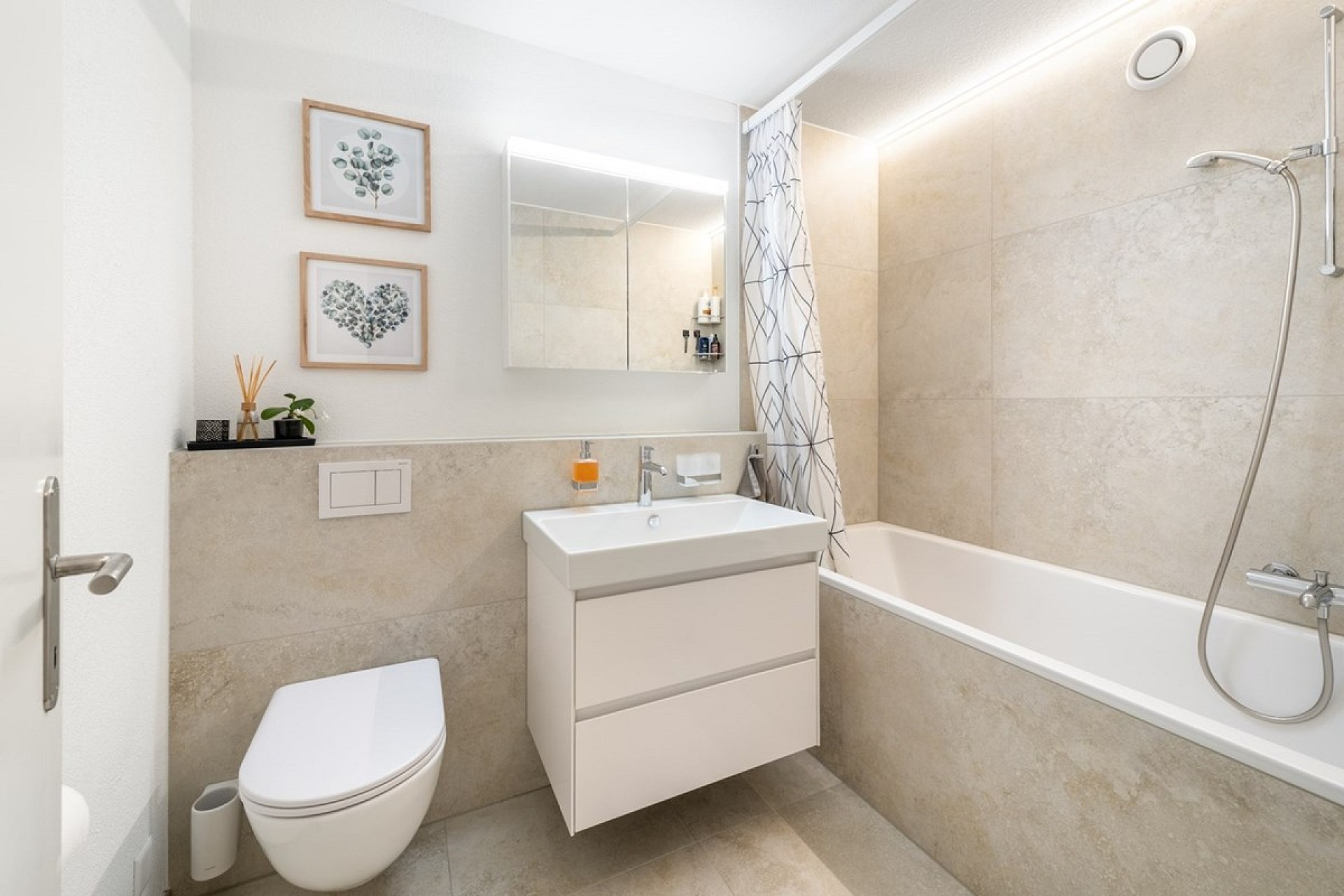 Modernes Badezimmer mit Badewanne und Waschbecken