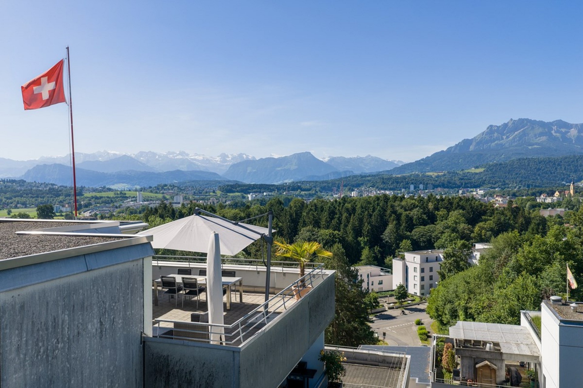 Dachterrasse mit Alpenblick