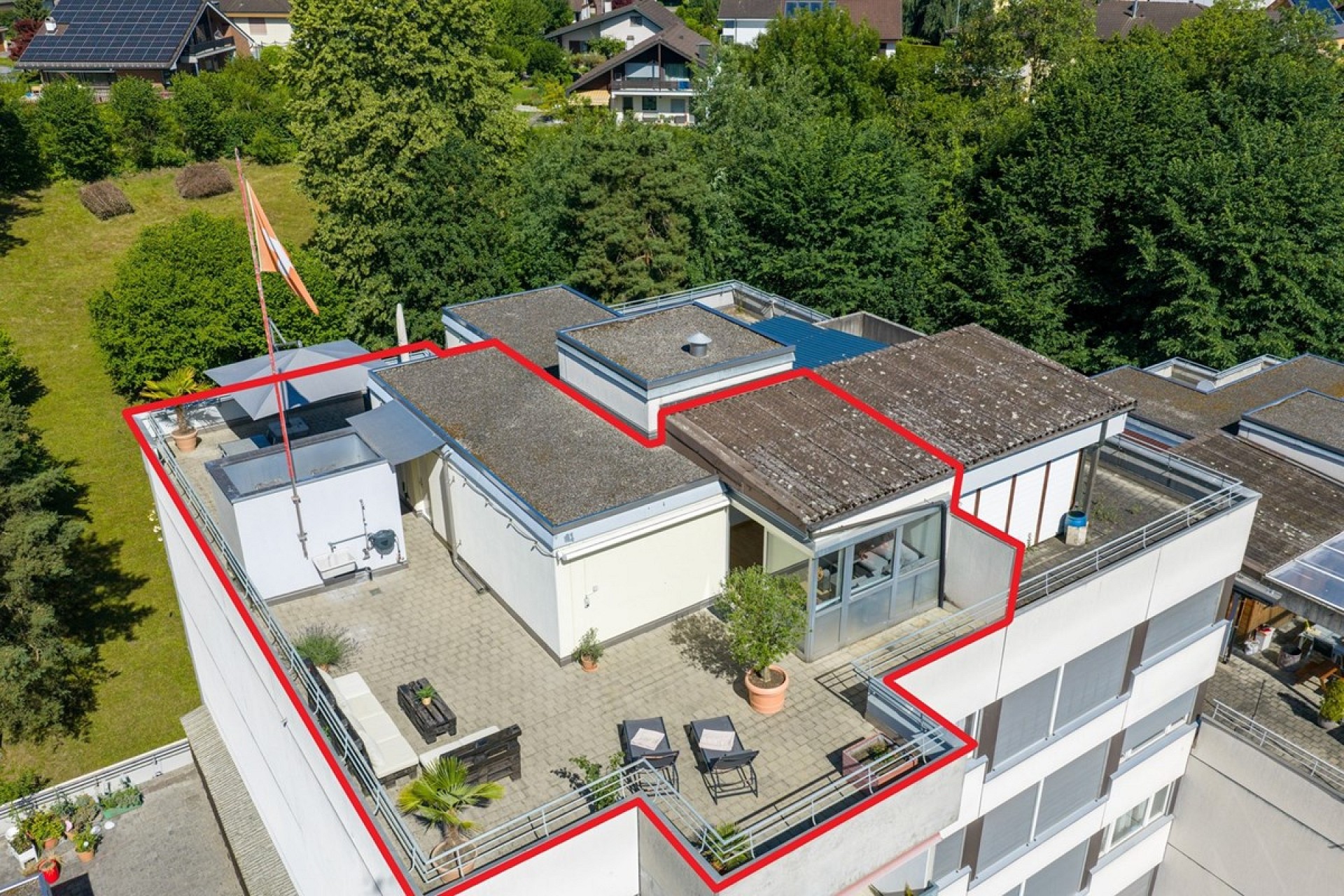 Drohnenaufnahme einer Dachterrasse auf einem Mehrfamilienhaus