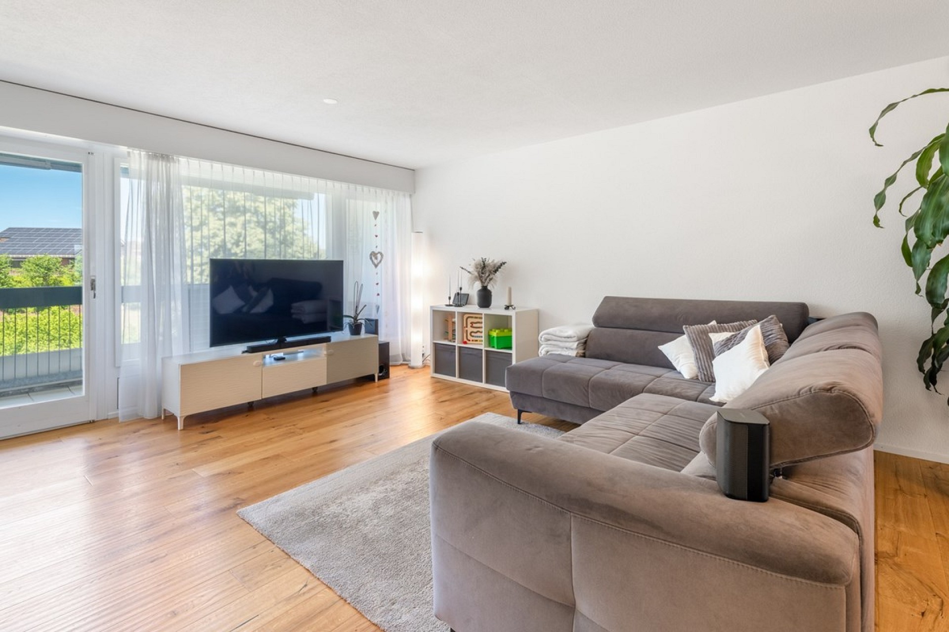 Helles Wohnzimmer mit Balkonblick