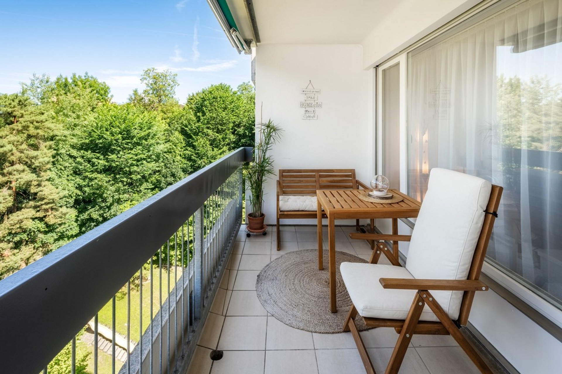 Balkon mit Sitzgruppe und Grünblick