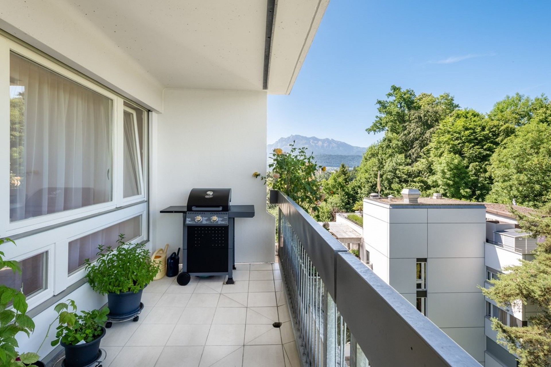 Balkon mit Grill und Bergblick