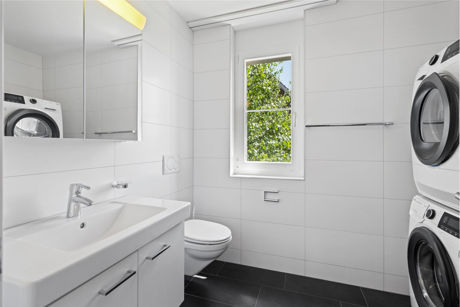 Helles Waschkeller-Bad mit WC