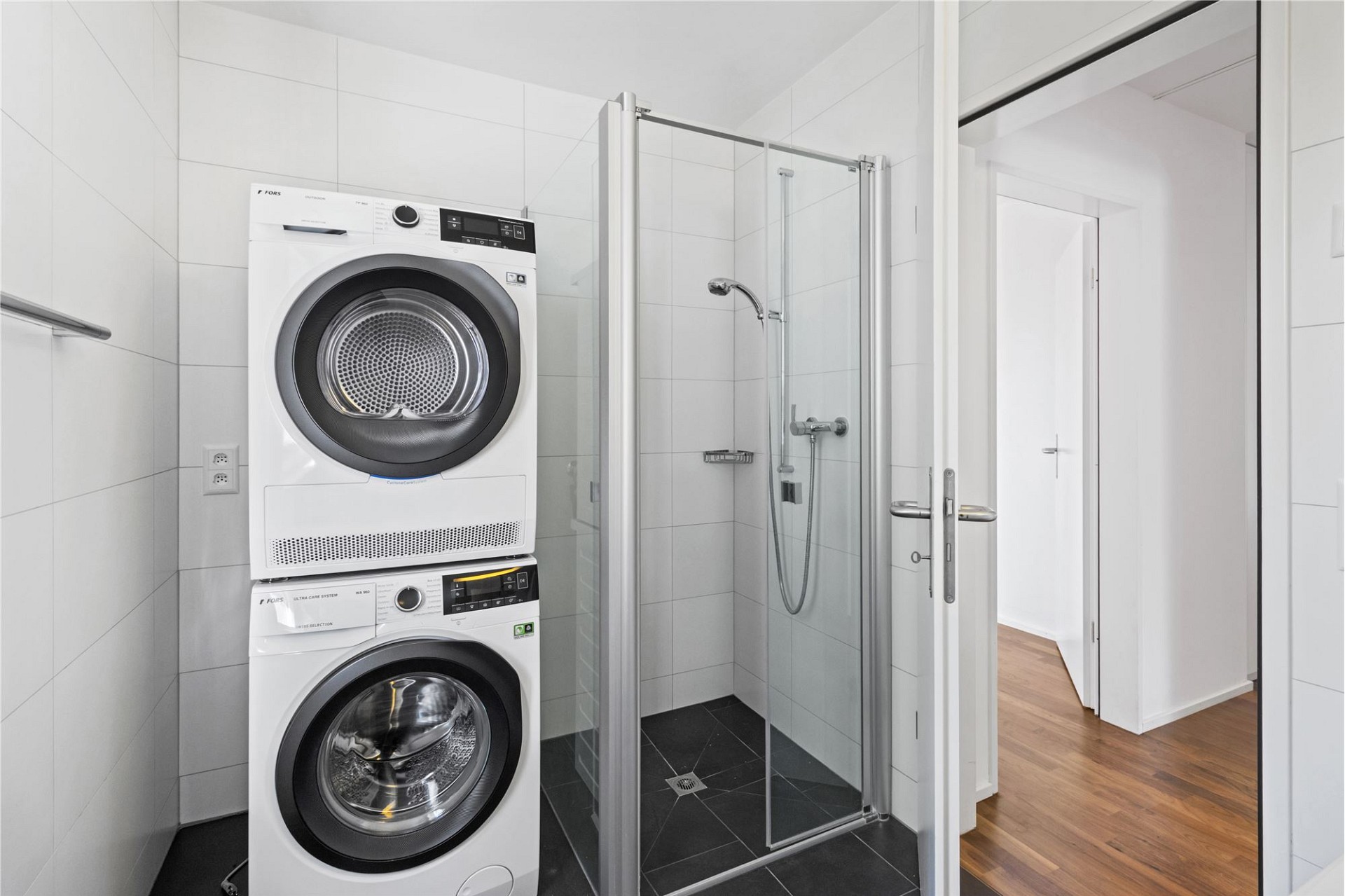 Hauswirtschaftsraum mit Dusche