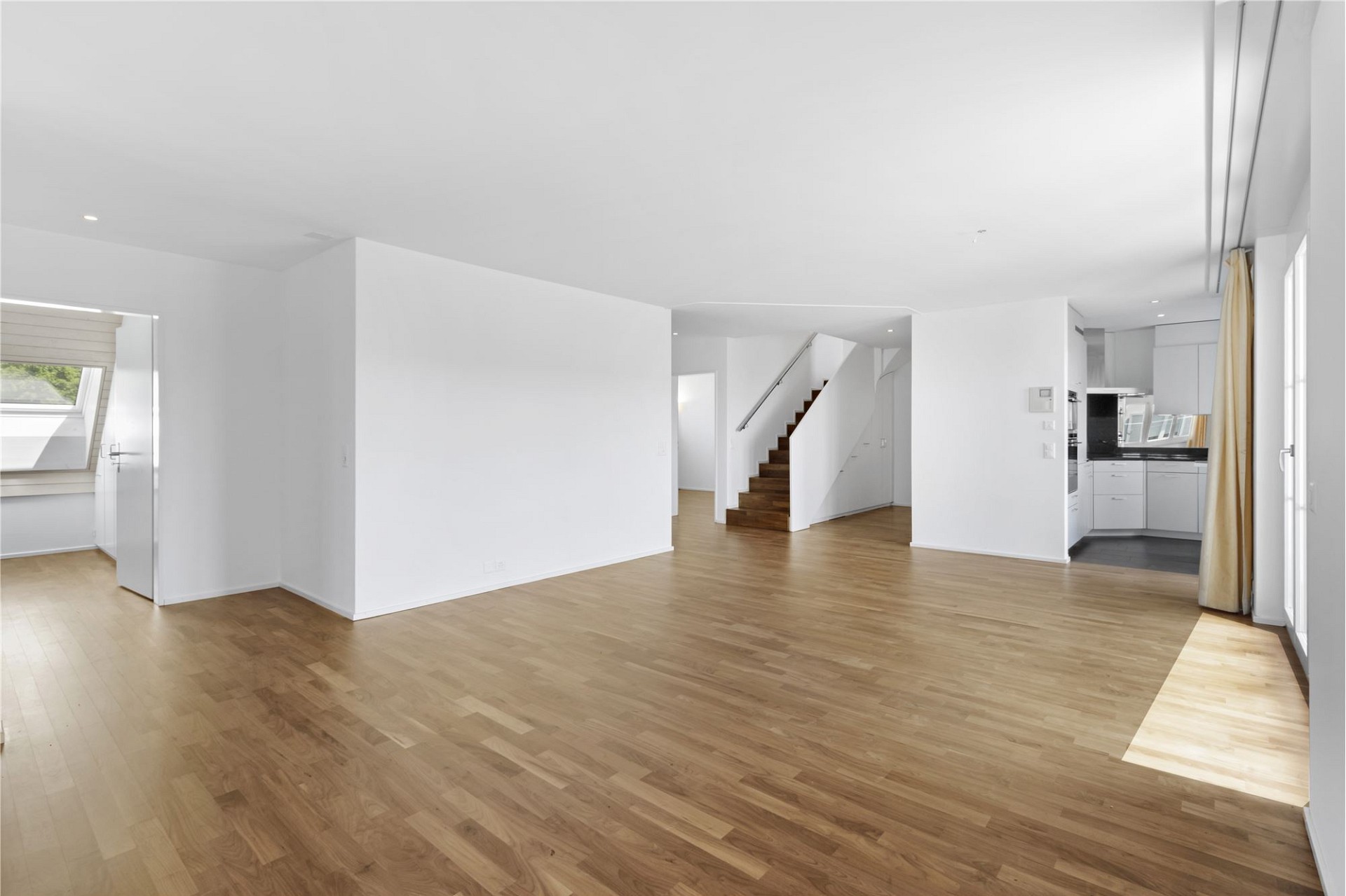 Offener Wohnbereich mit Küche und Treppe