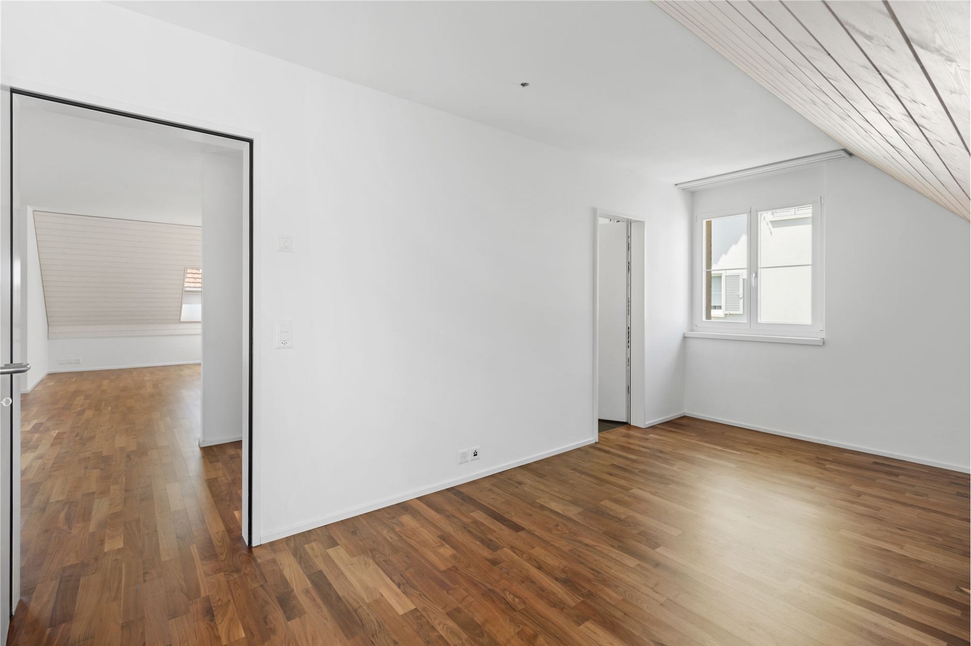 Helles Dachgeschosszimmer mit Holzboden