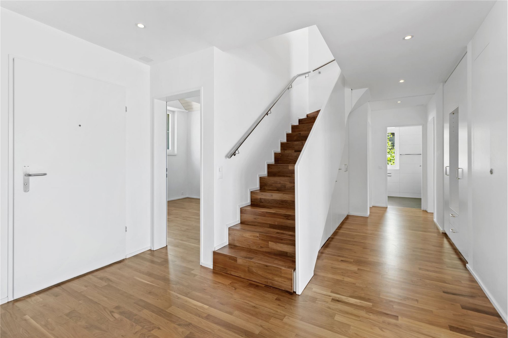 Heller Flur mit Treppe