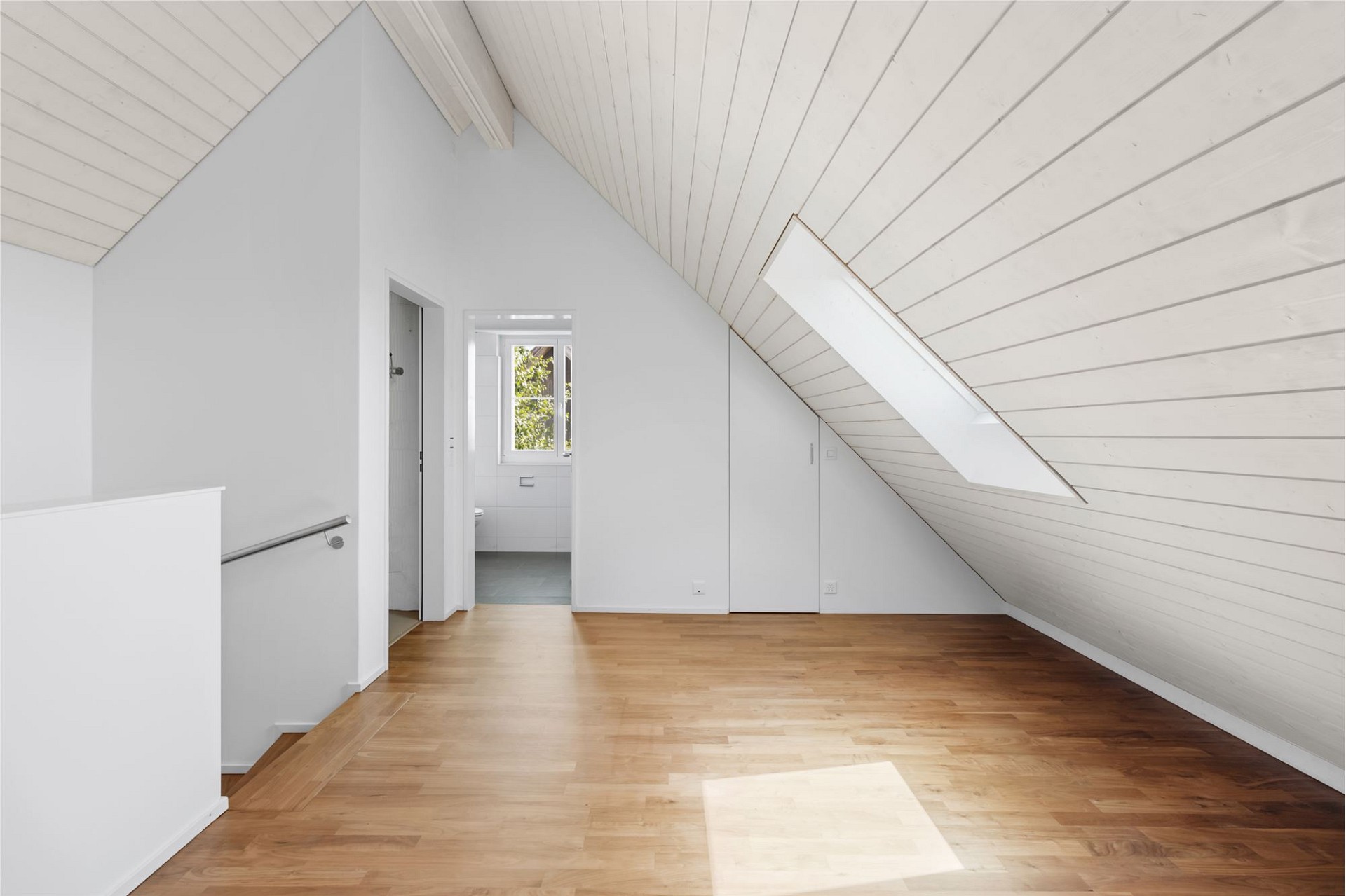Heller Dachraum mit Holzfußboden