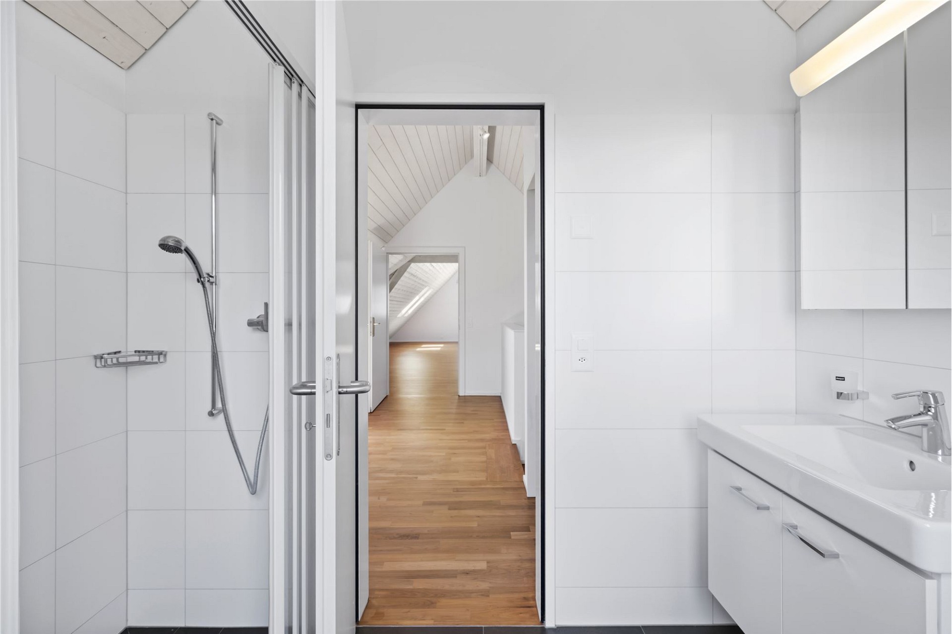 Modernes Bad mit Blick in den Flur