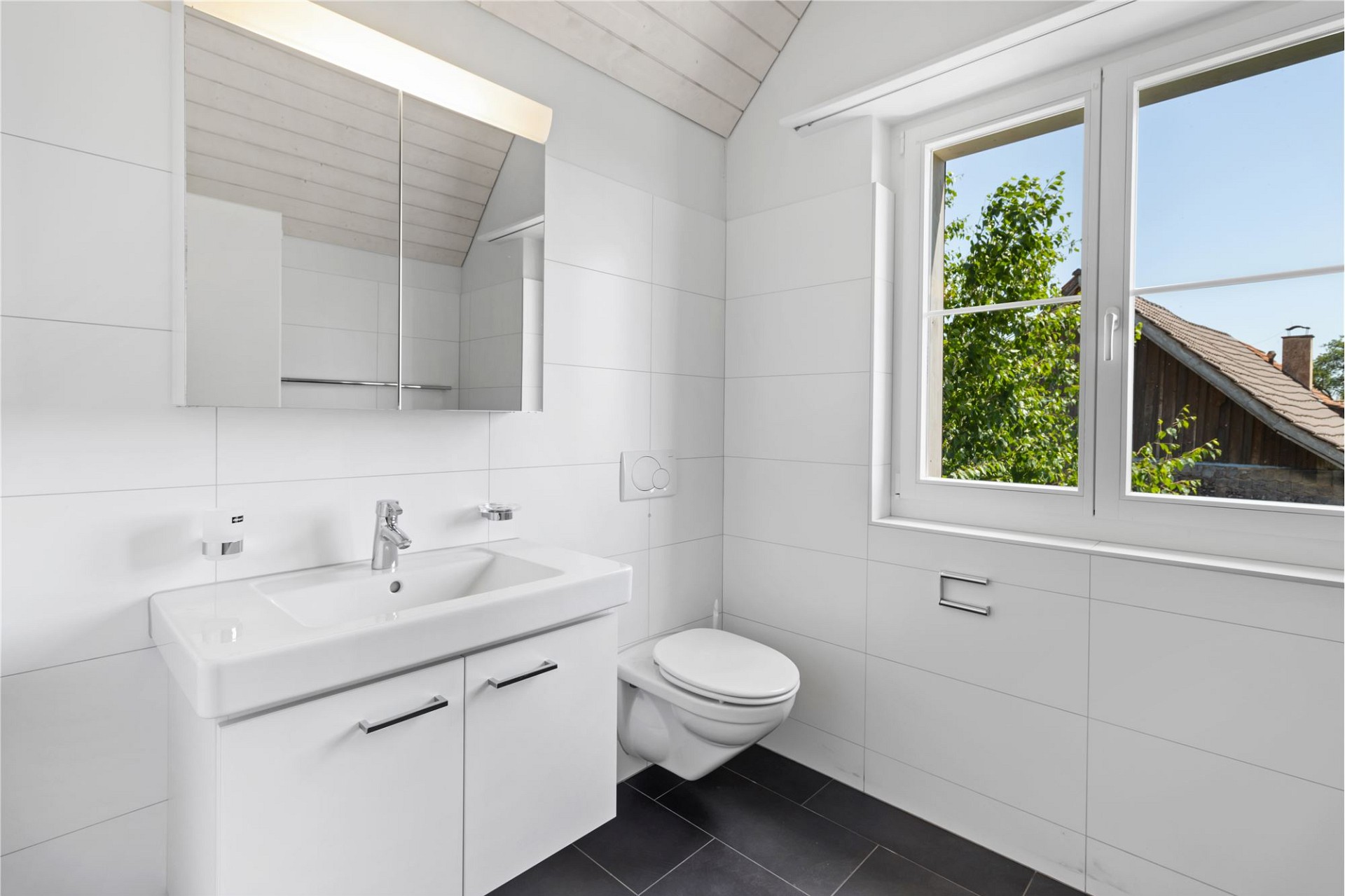 Modernes Badezimmer mit Dachfenster