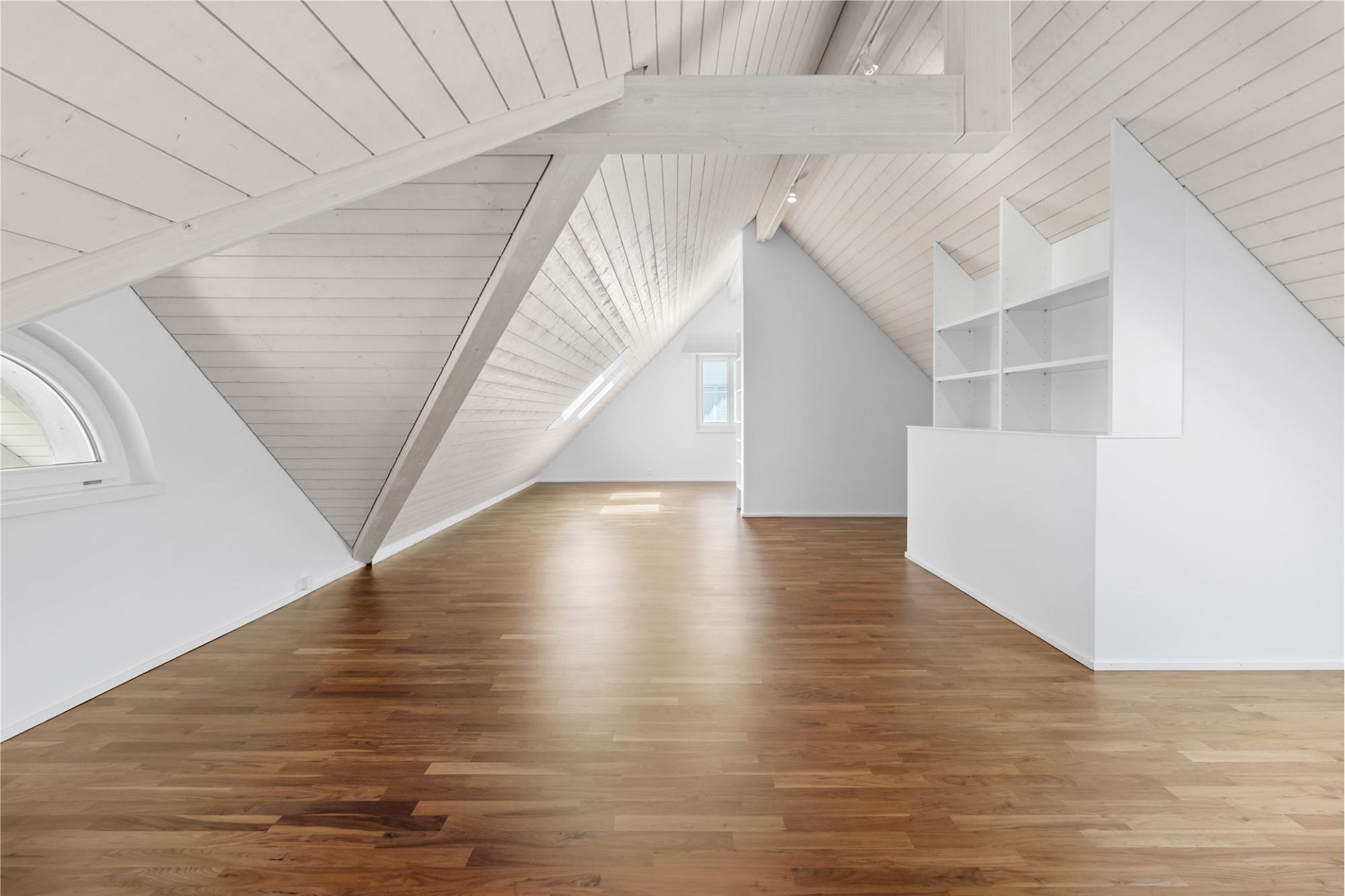 Heller Dachbodenraum mit Holzboden