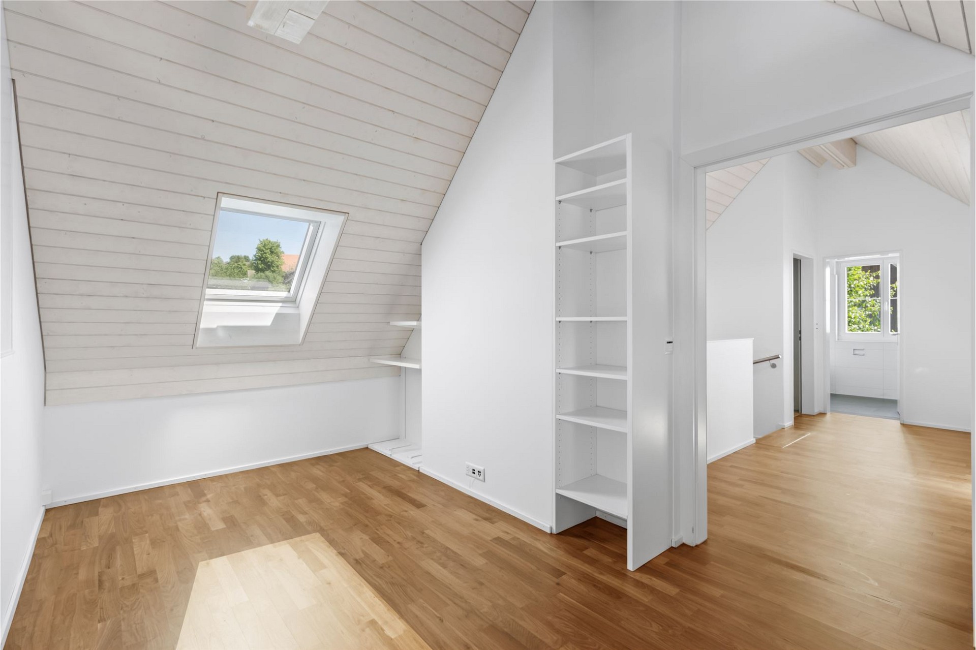 Helles Dachgeschosszimmer mit Holzdecke