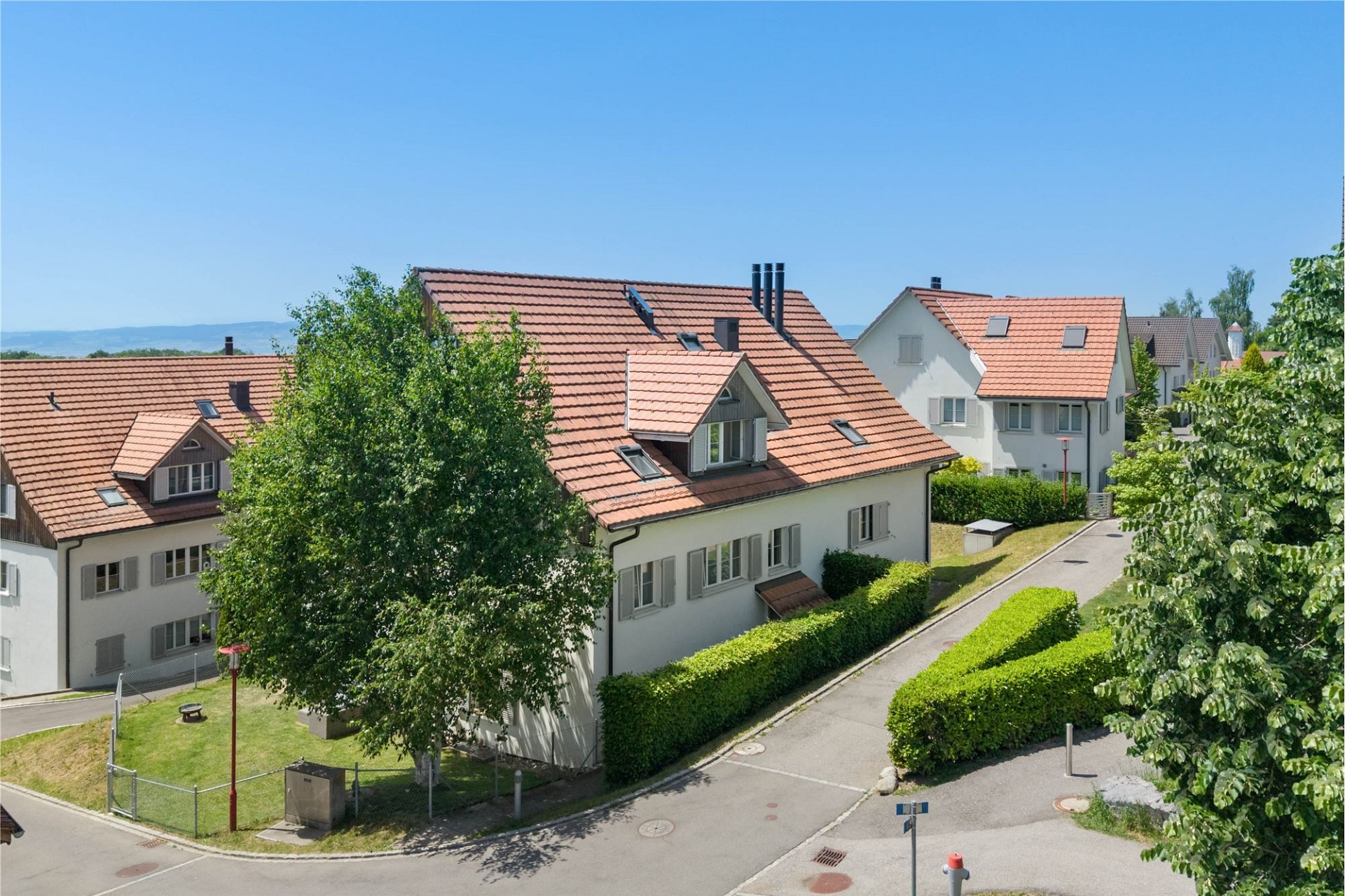 Wohnsiedlung mit roten Satteldächern