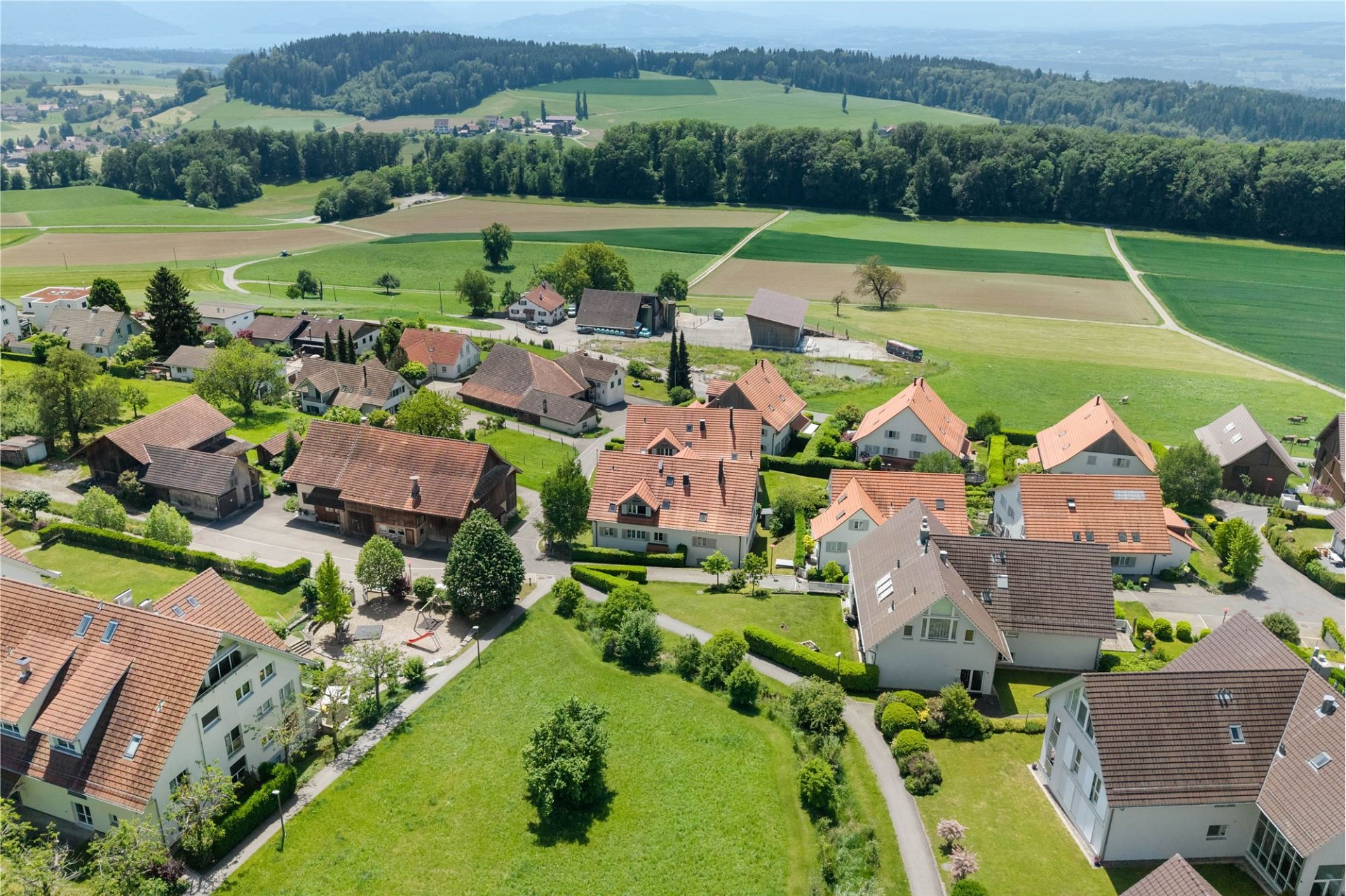 Luftaufnahme eines ländlichen Wohngebiets