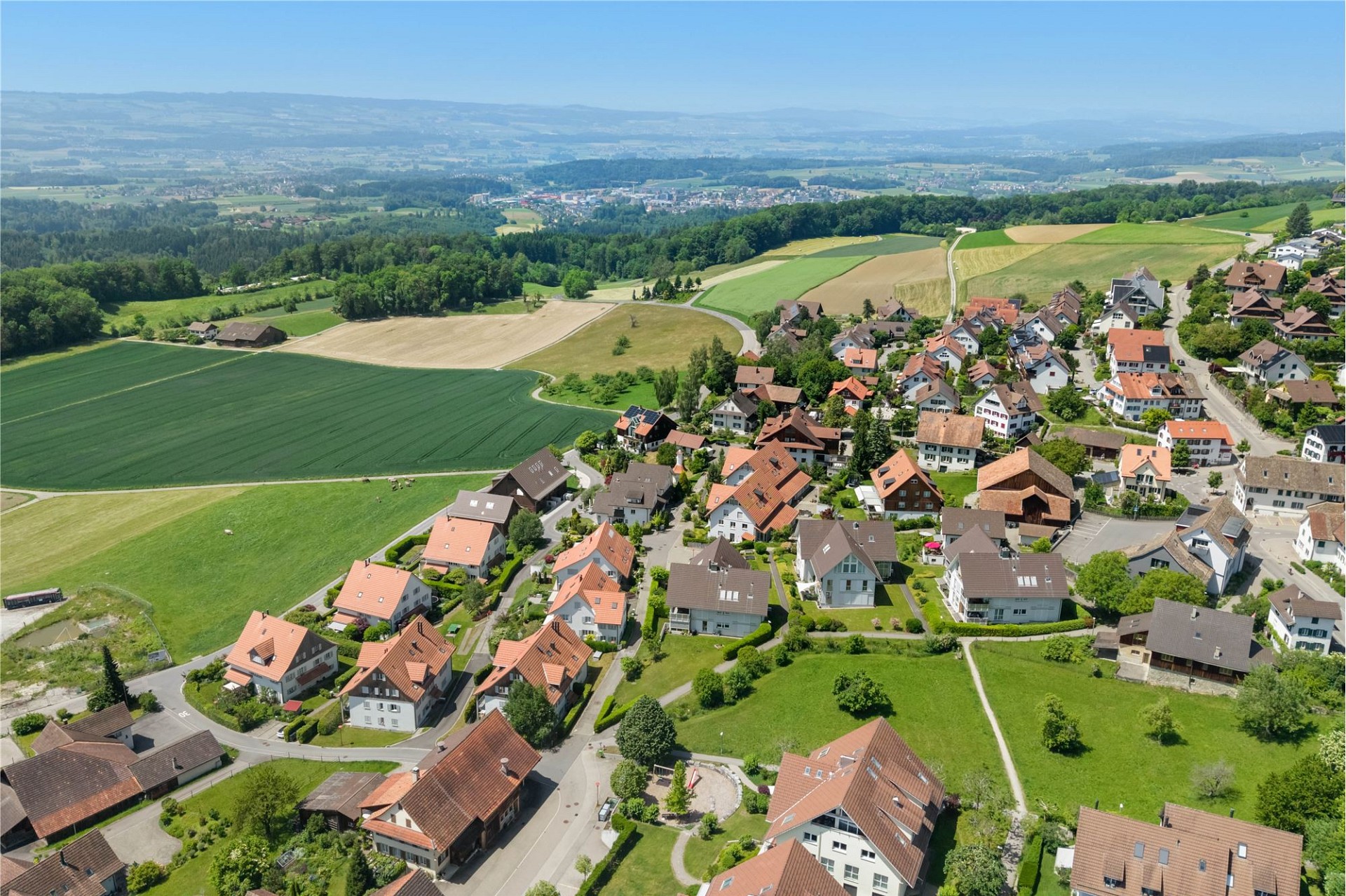 Luftaufnahme eines Wohngebiets mit Landschaftsausblick
