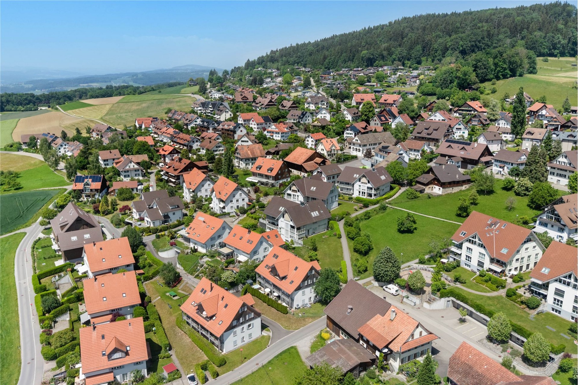 Luftaufnahme eines Wohngebiets in ländlicher Hanglage