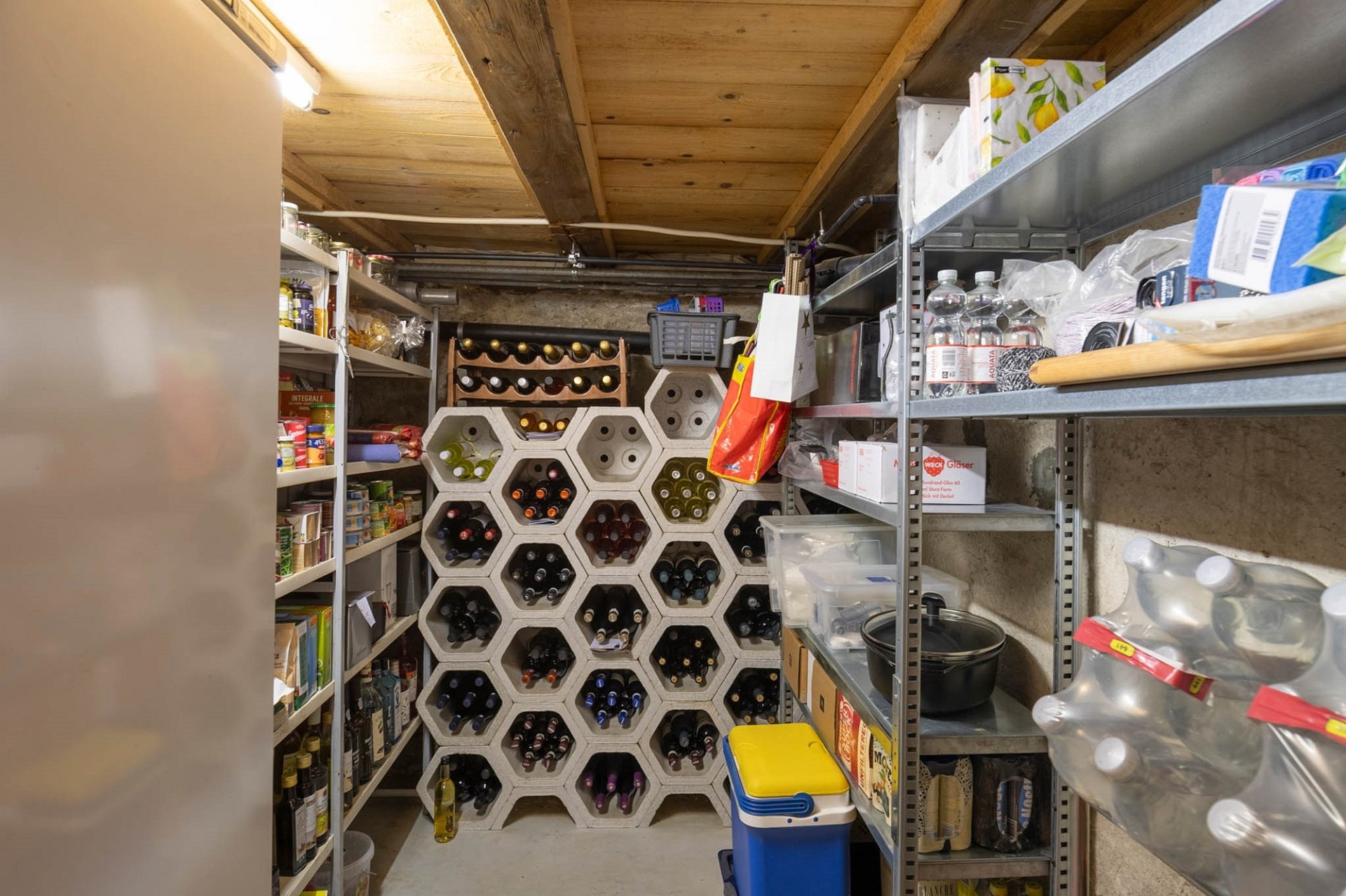 Weinkeller mit Regalen und Weinlager