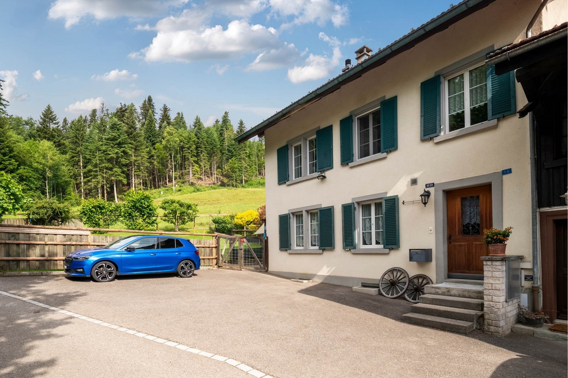 Freistehendes Haus mit Hof und Landschaft