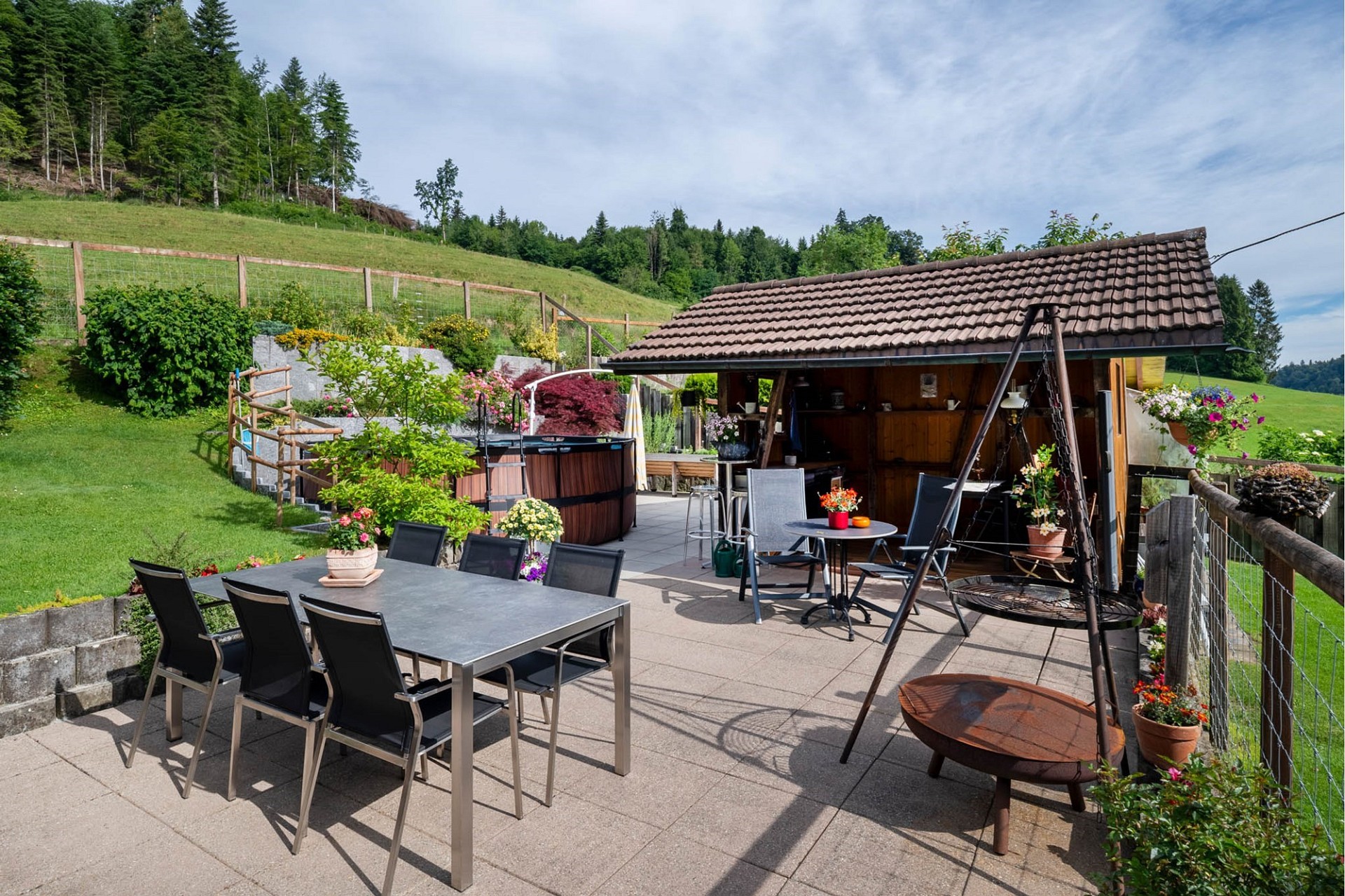 Terrasse mit Gartenlounge und Grillbereich