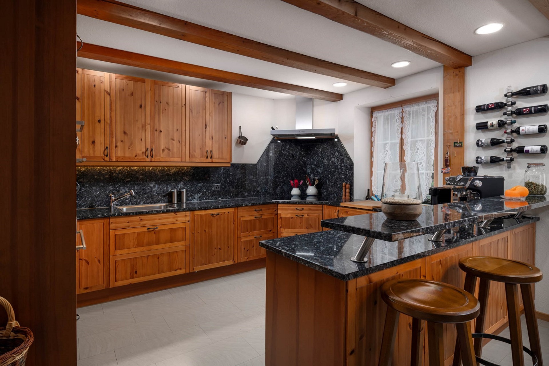 Rustikale Küche mit Holz und dunklem Stein