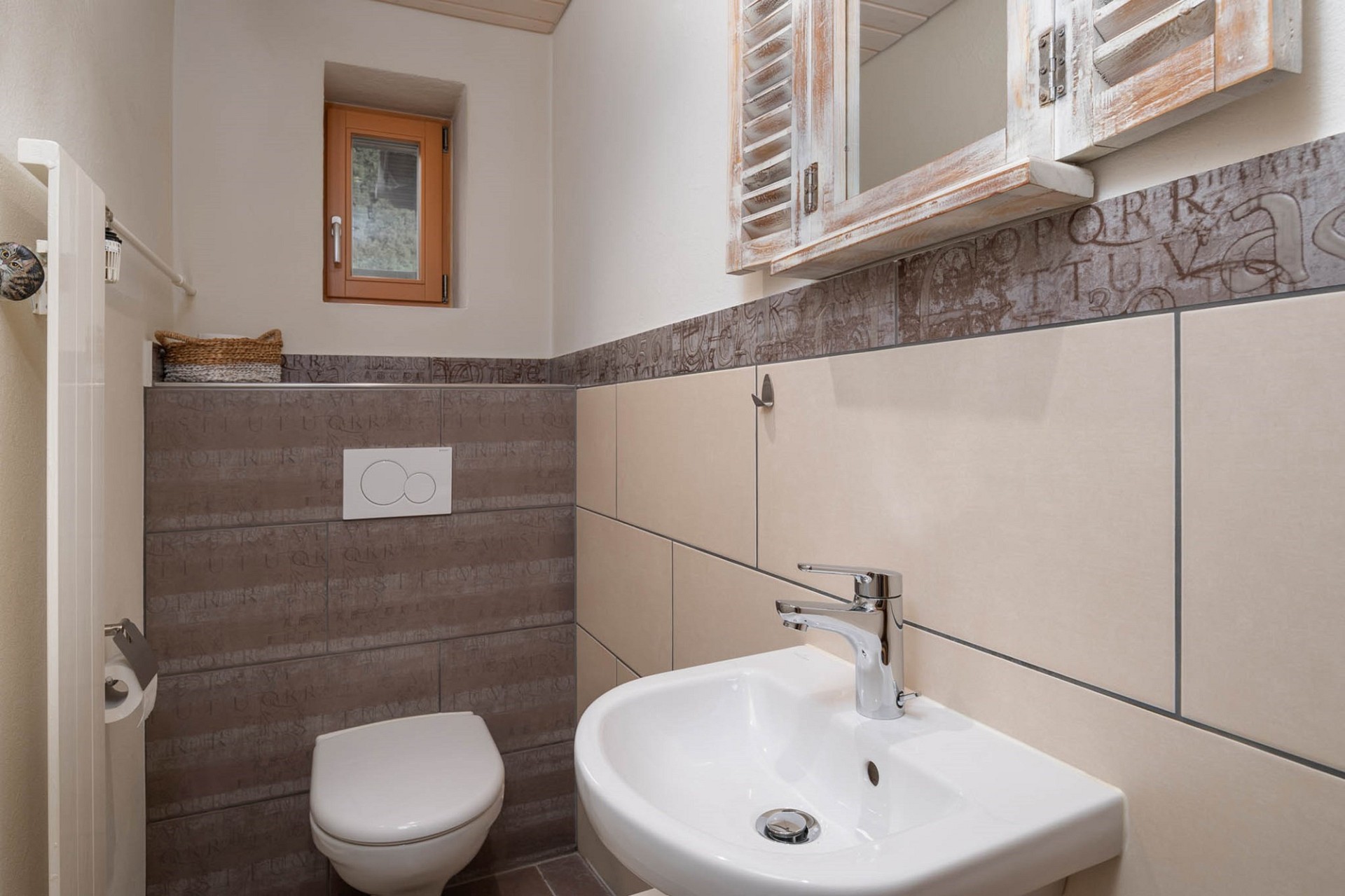 Kleines Gäste-WC mit Waschbecken und WC
