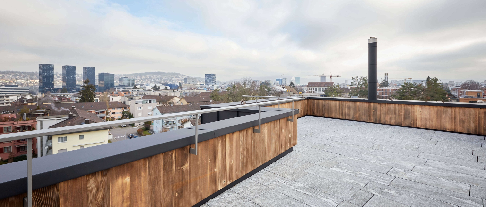 Dachterrasse mit Stadtblick