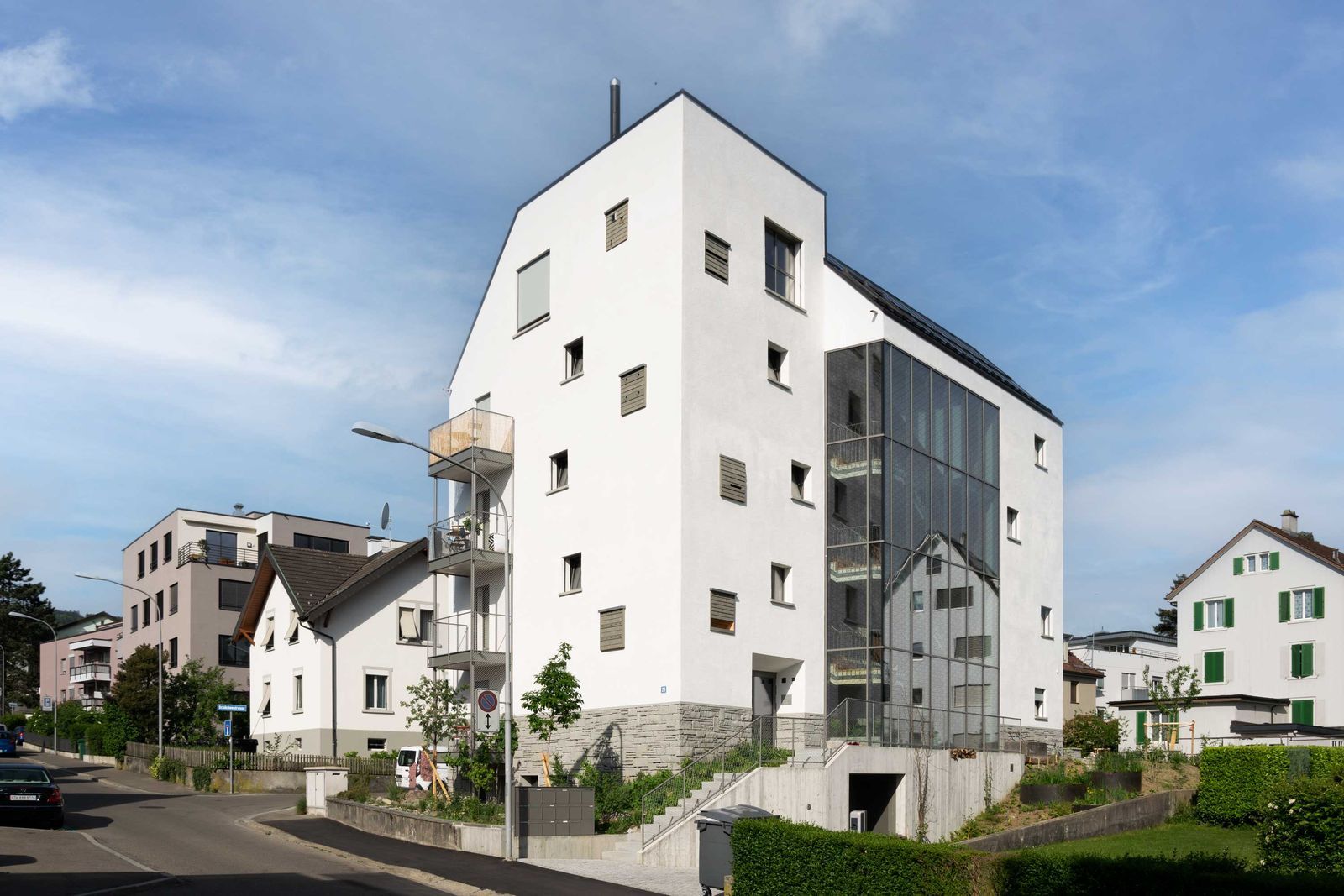 Modernes Mehrfamilienhaus in Wohnstraße