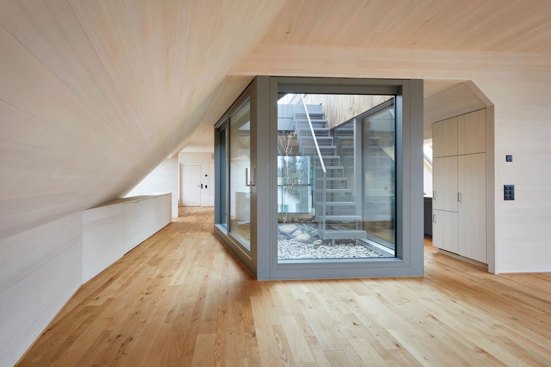 Dachgeschossraum mit Innenhofblick