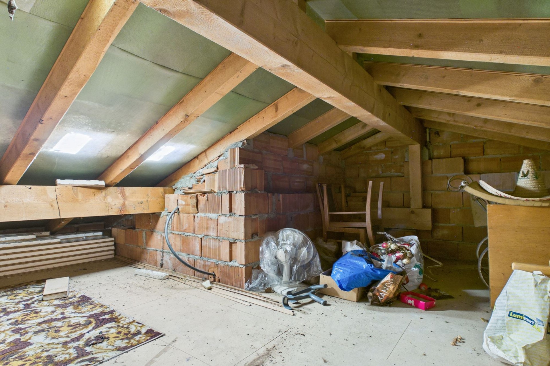 Unausgebauter Dachboden mit sichtbarem Dachstuhl