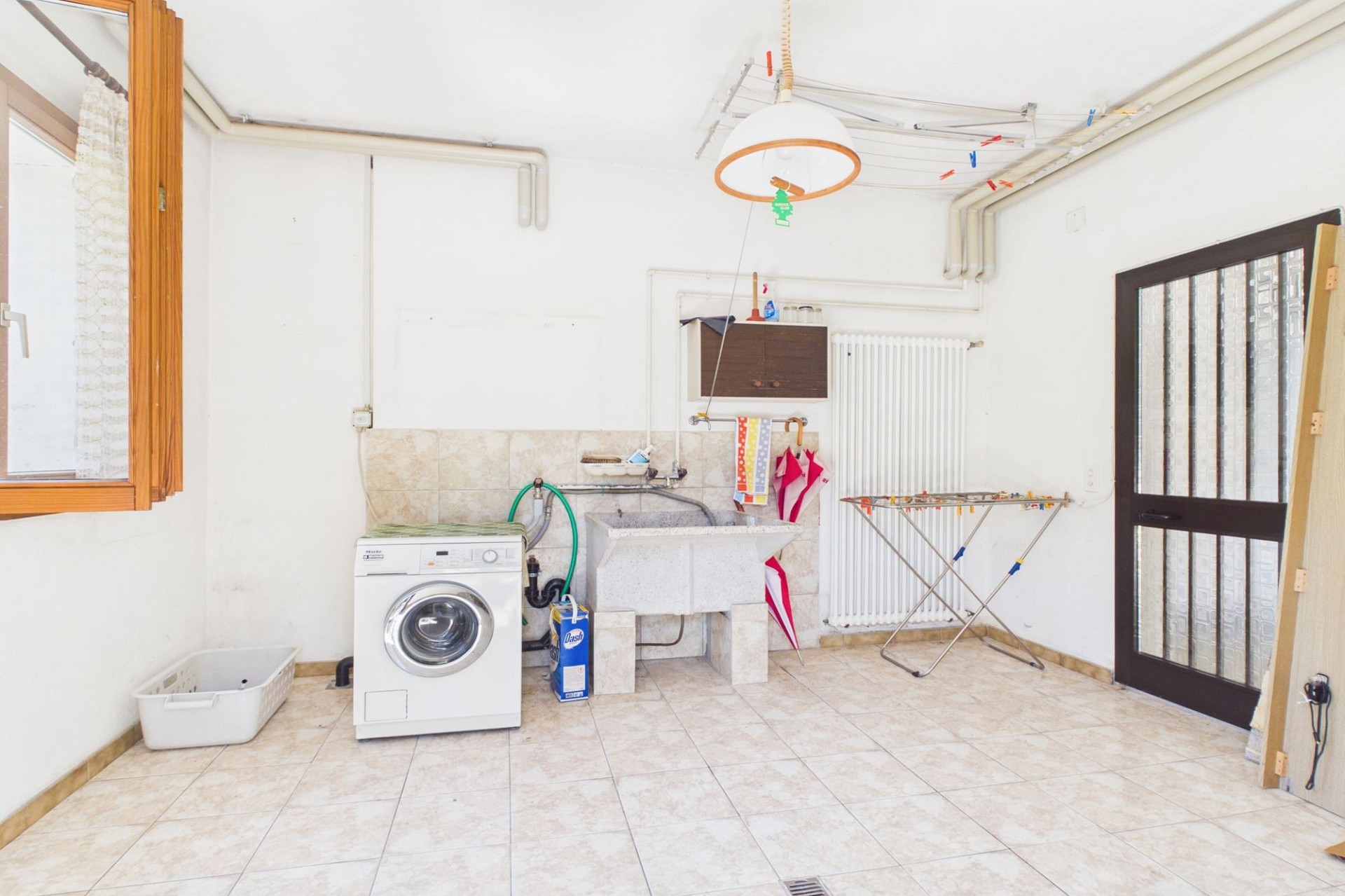 Hauswirtschaftsraum mit Waschmaschine