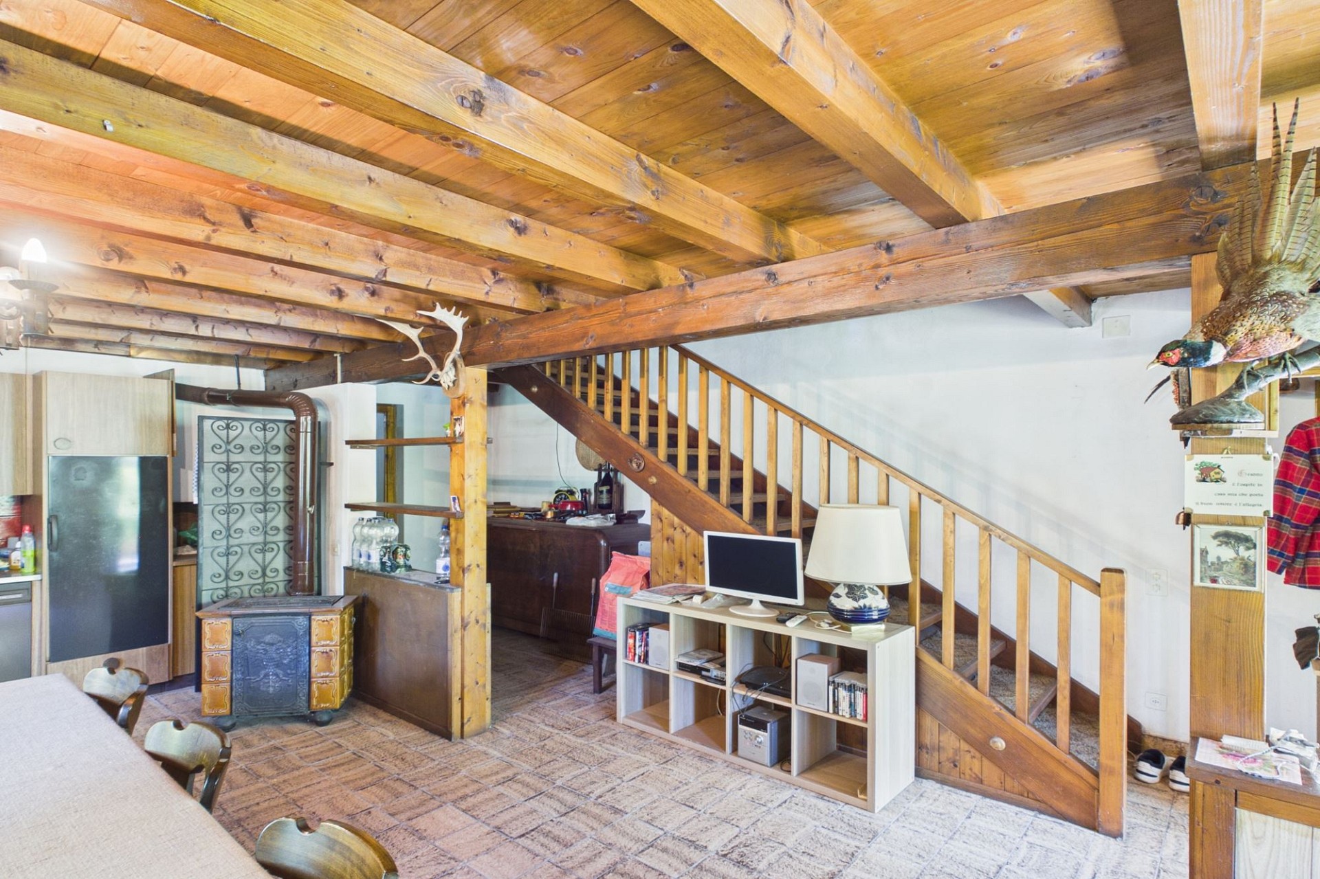 Gemütlicher Wohnbereich mit Holzbalken und Treppe
