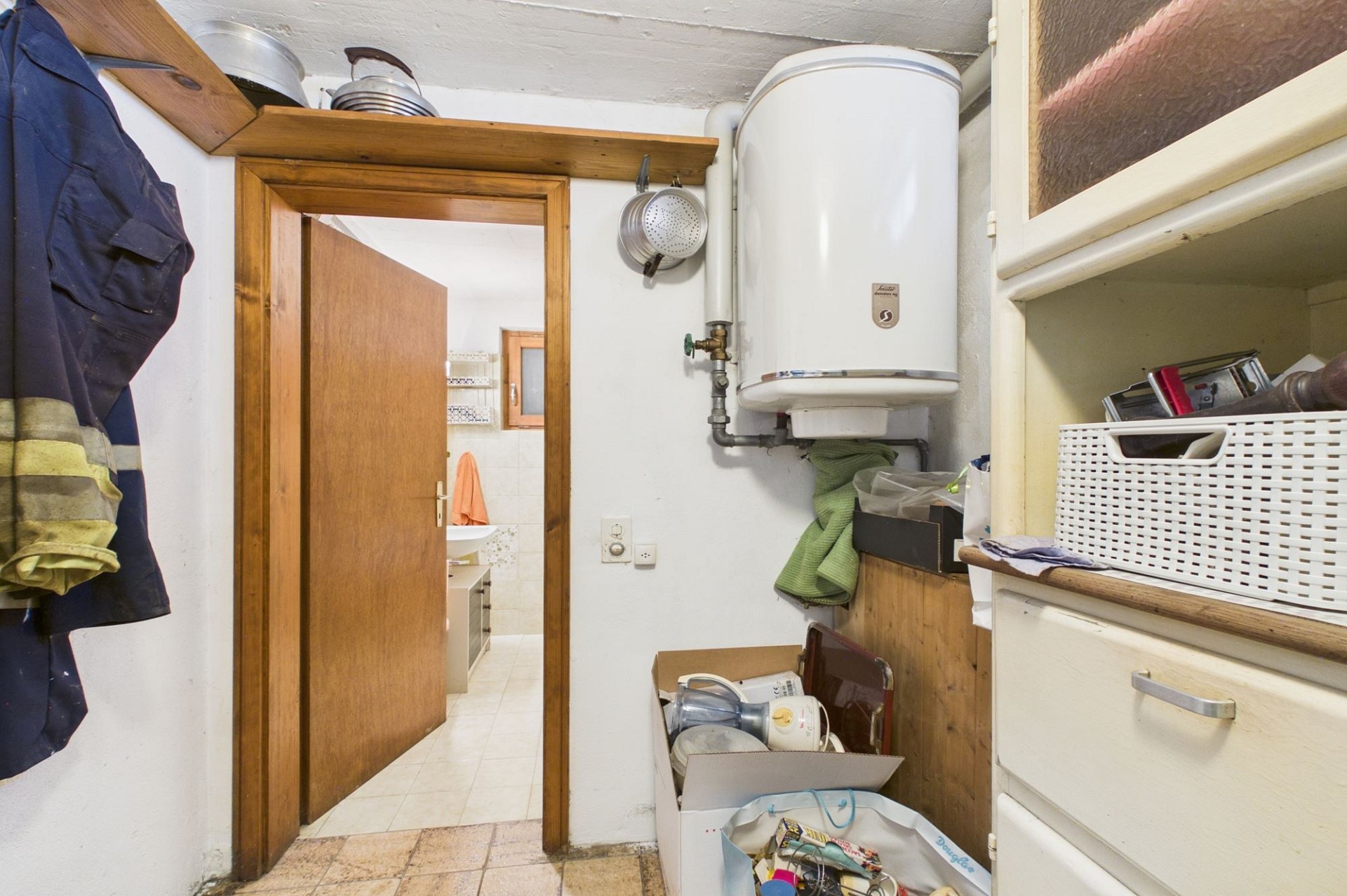 Abstellraum mit Technik und Blick ins Badezimmer
