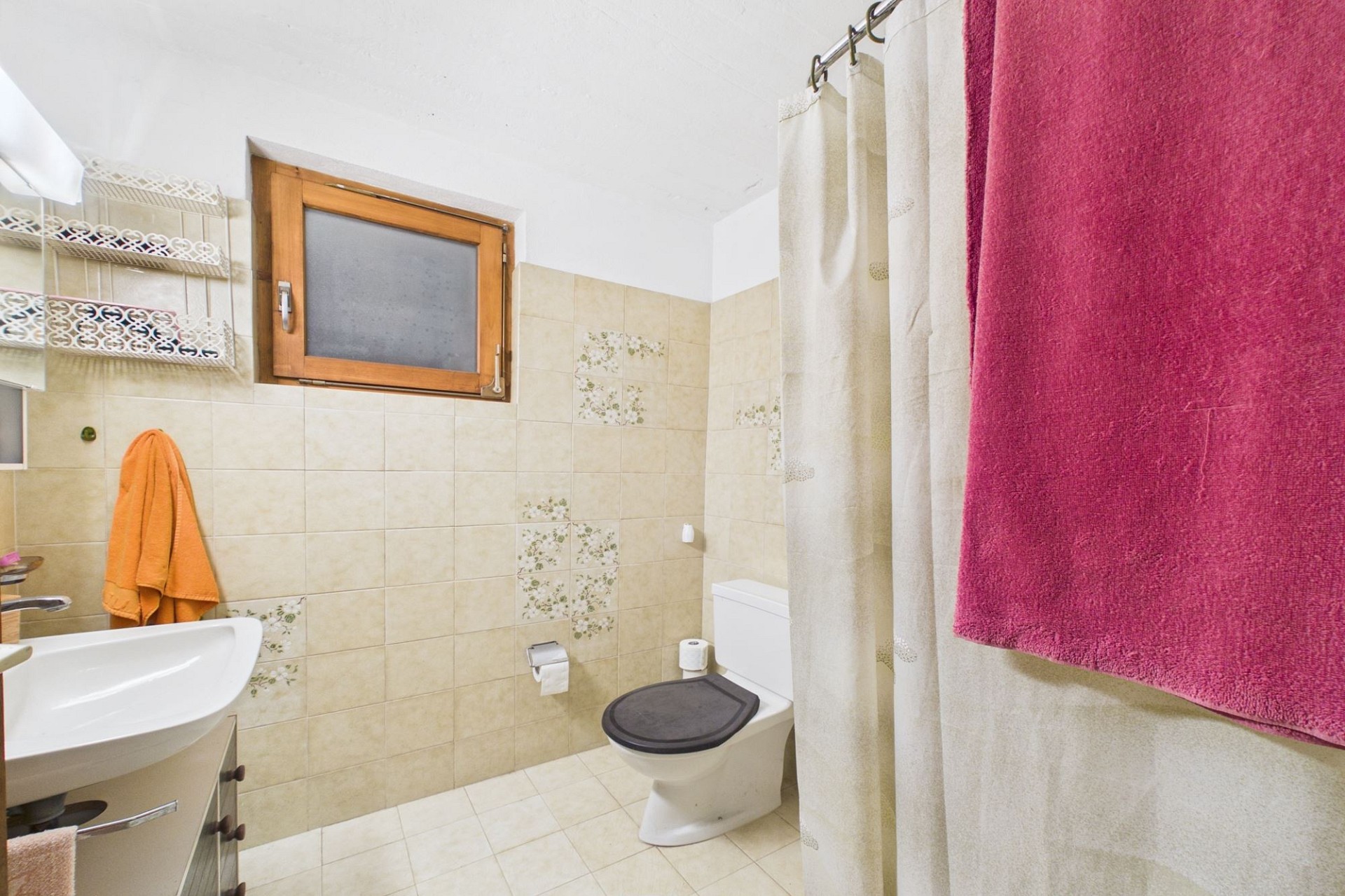 Kleines Badezimmer mit WC und Dusche