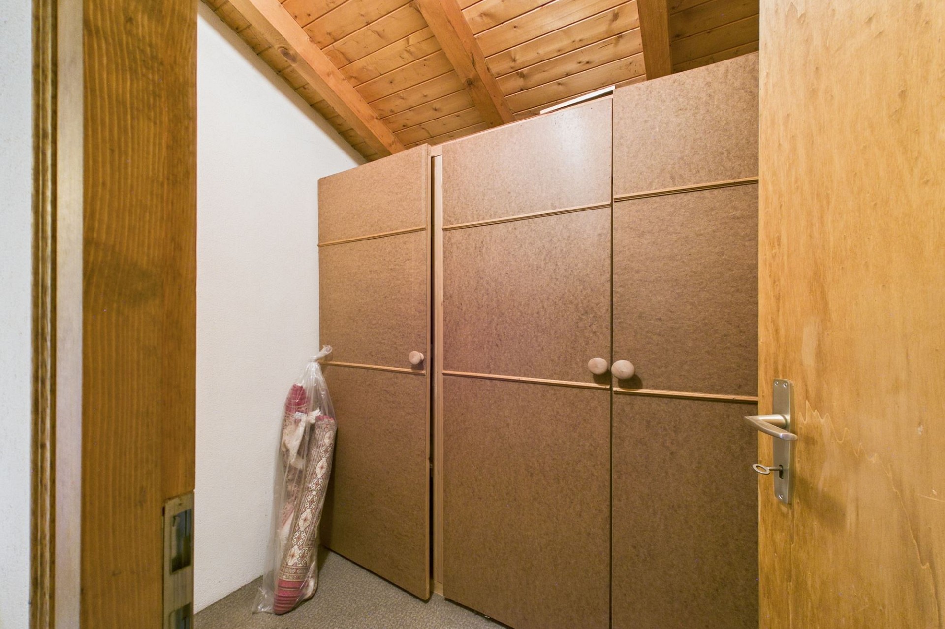 Kleiner Abstellraum mit Holzschränken