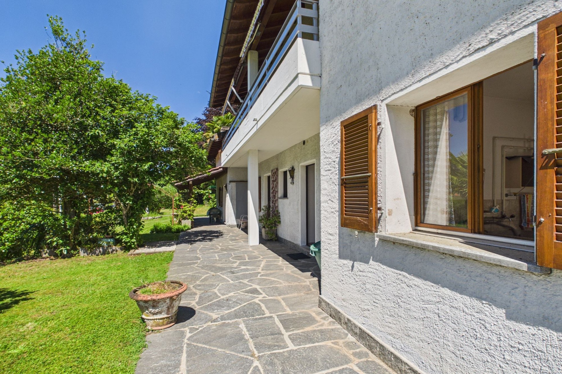 Außenansicht eines Hauses mit Gartenweg