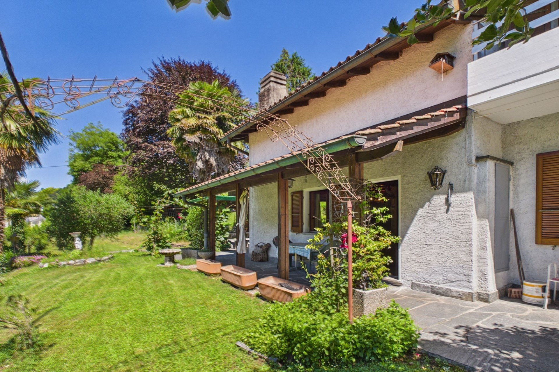 Gartenansicht eines Hauses mit Terrasse