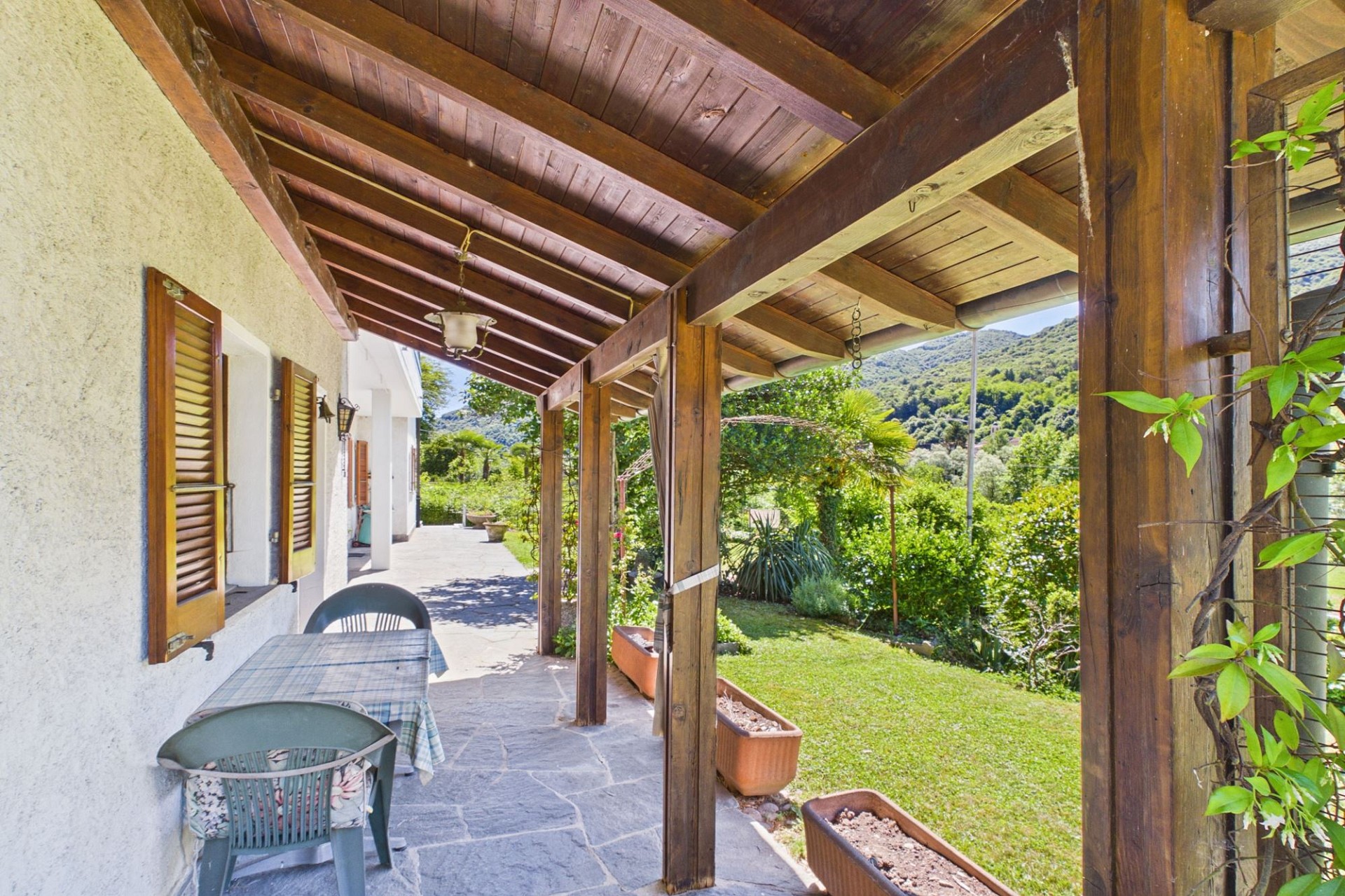 Überdachte Terrasse mit Gartenblick