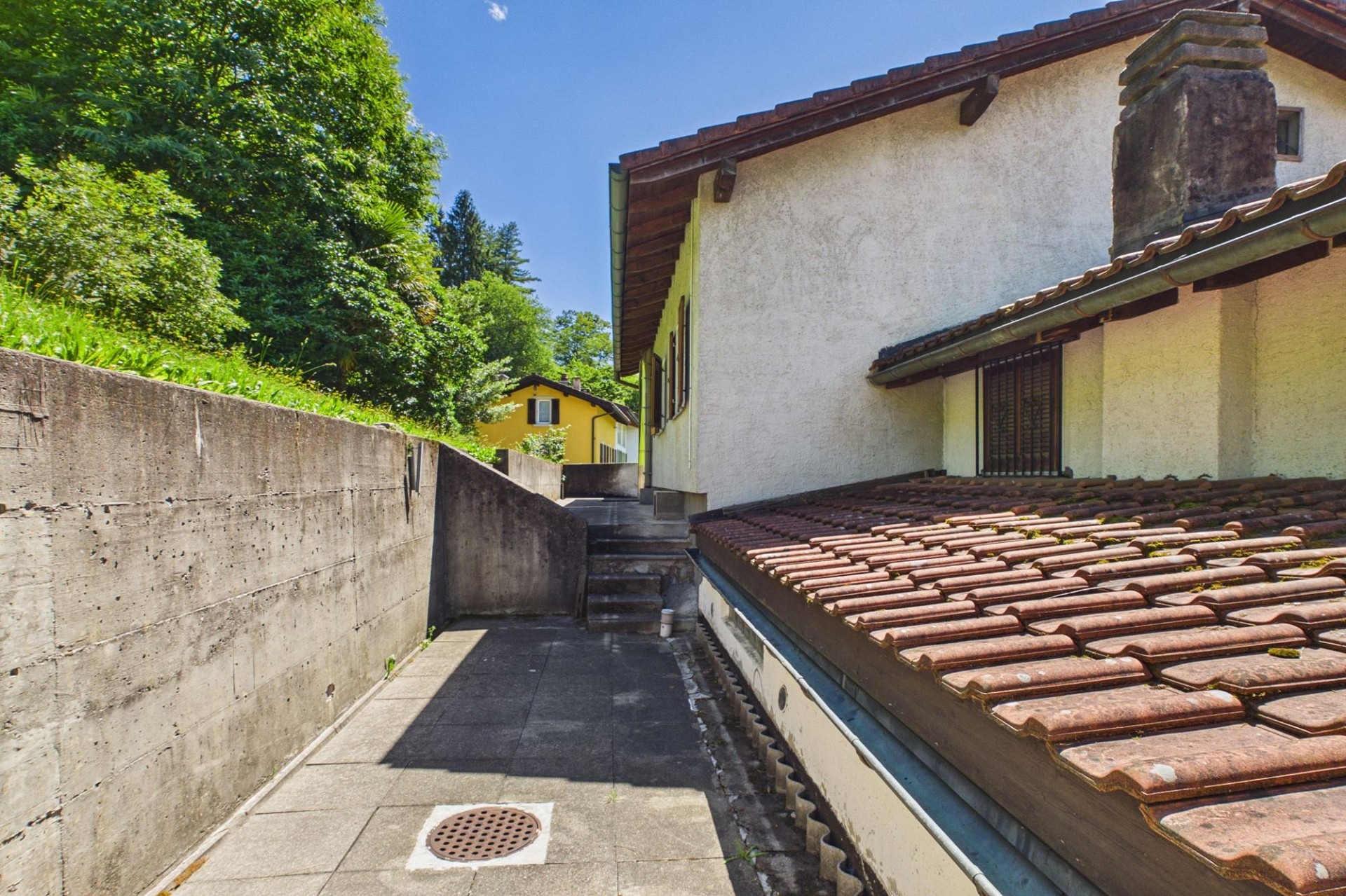 Außenansicht eines Hauses mit Zufahrt und begrüntem Umfeld