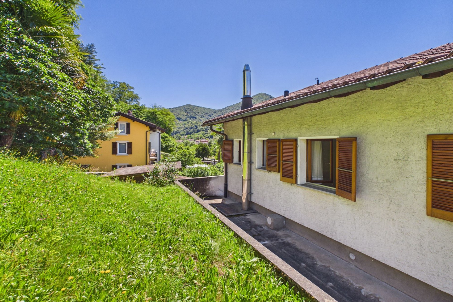 Ländliche Außenansicht mit Garten und Häusern