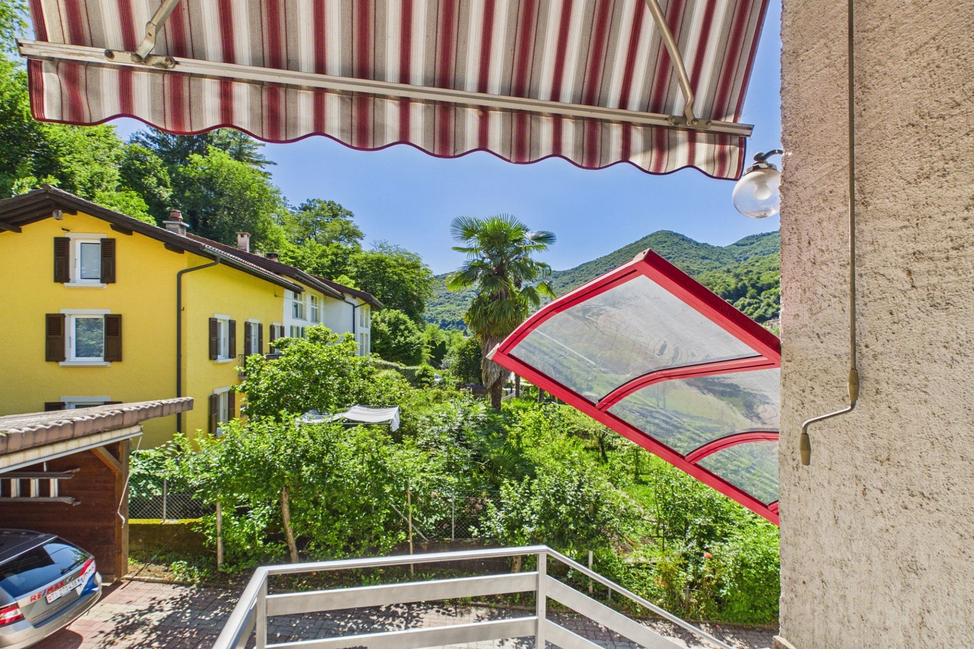 Balkon- und Außenblick mit Markise