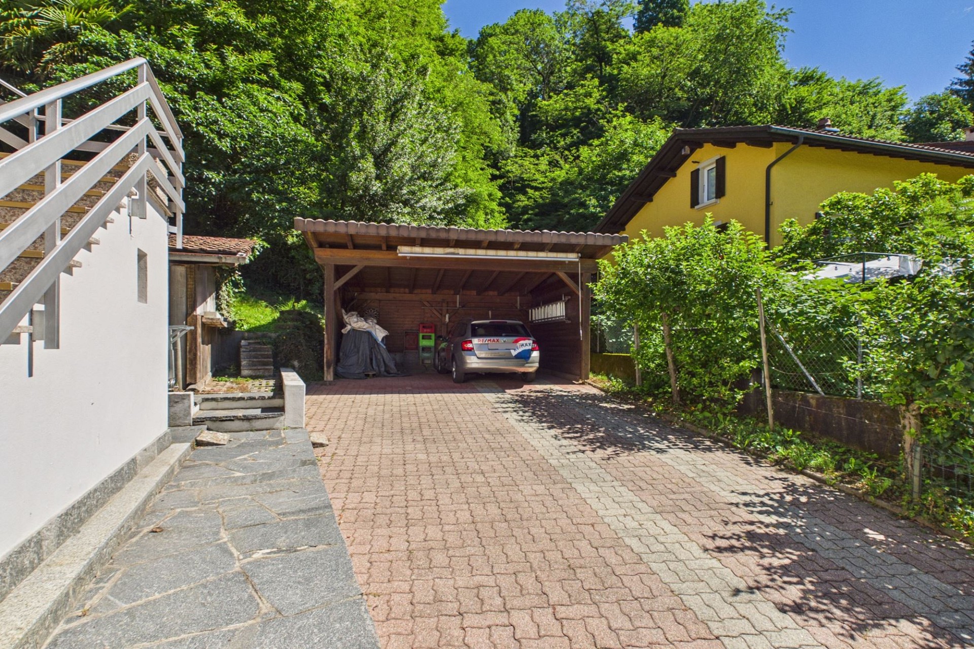 Außenbereich mit Einfahrt und Carport
